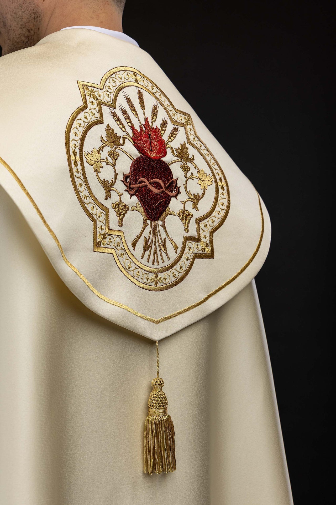 Liturgical cope with embroidery of the Sacred Heart of Jesus KKP/025/05/20 145cm - CHASUBLES.COM