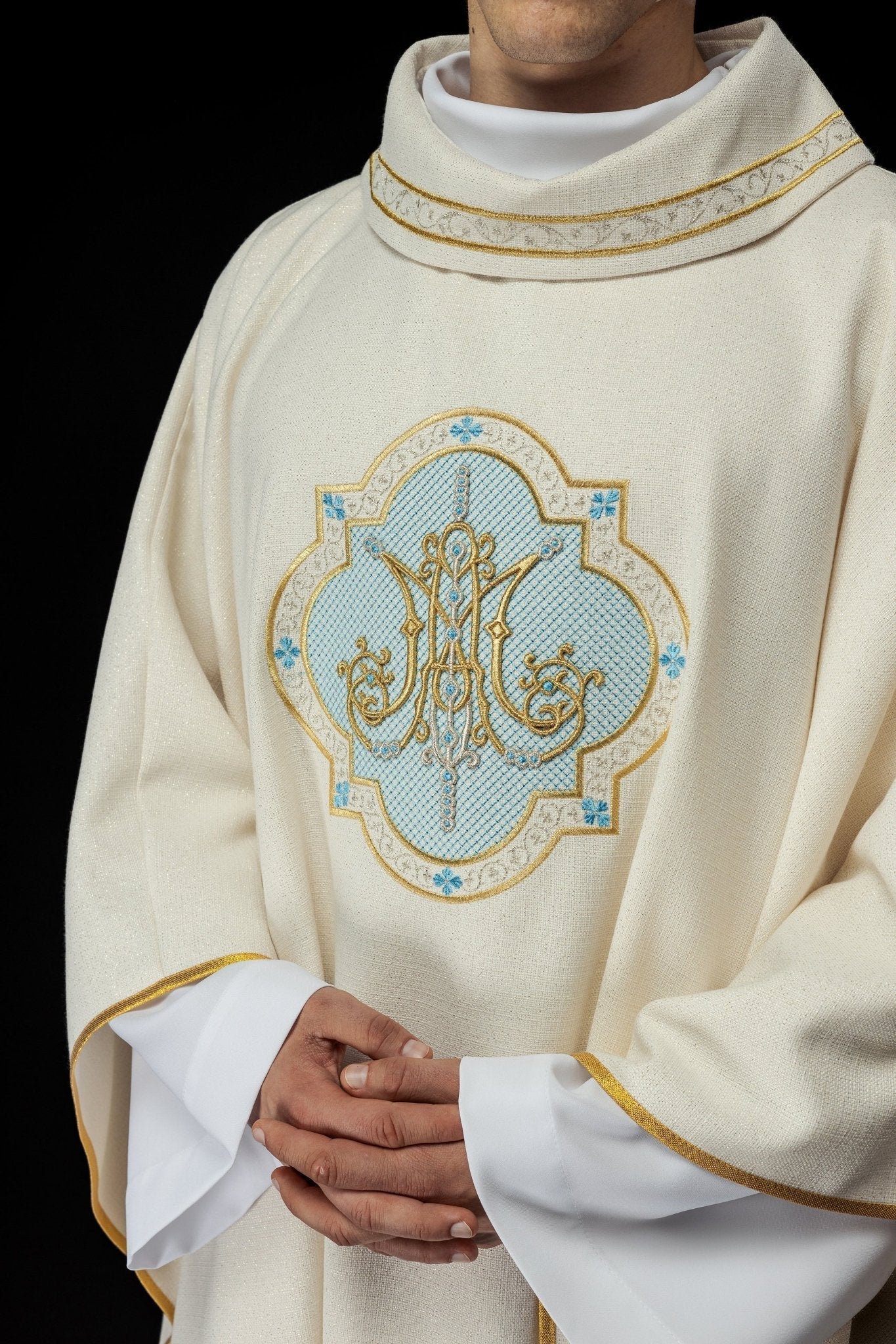 Marian chasuble in ivory with blue embroidery KOR/391/05/71 - HAFTINAUSA.COM