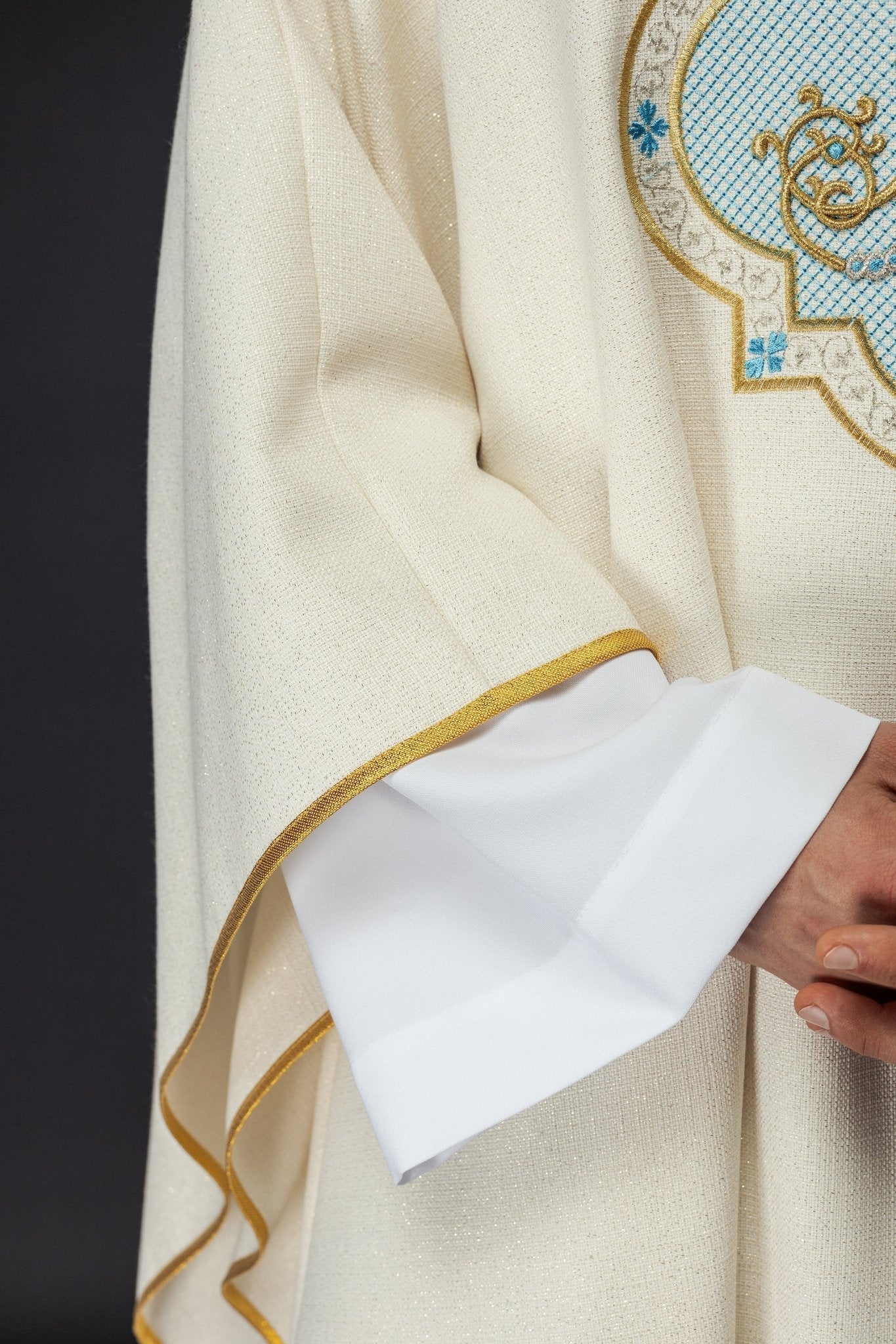 Marian chasuble in ivory with blue embroidery KOR/391/05/71 - HAFTINAUSA.COM