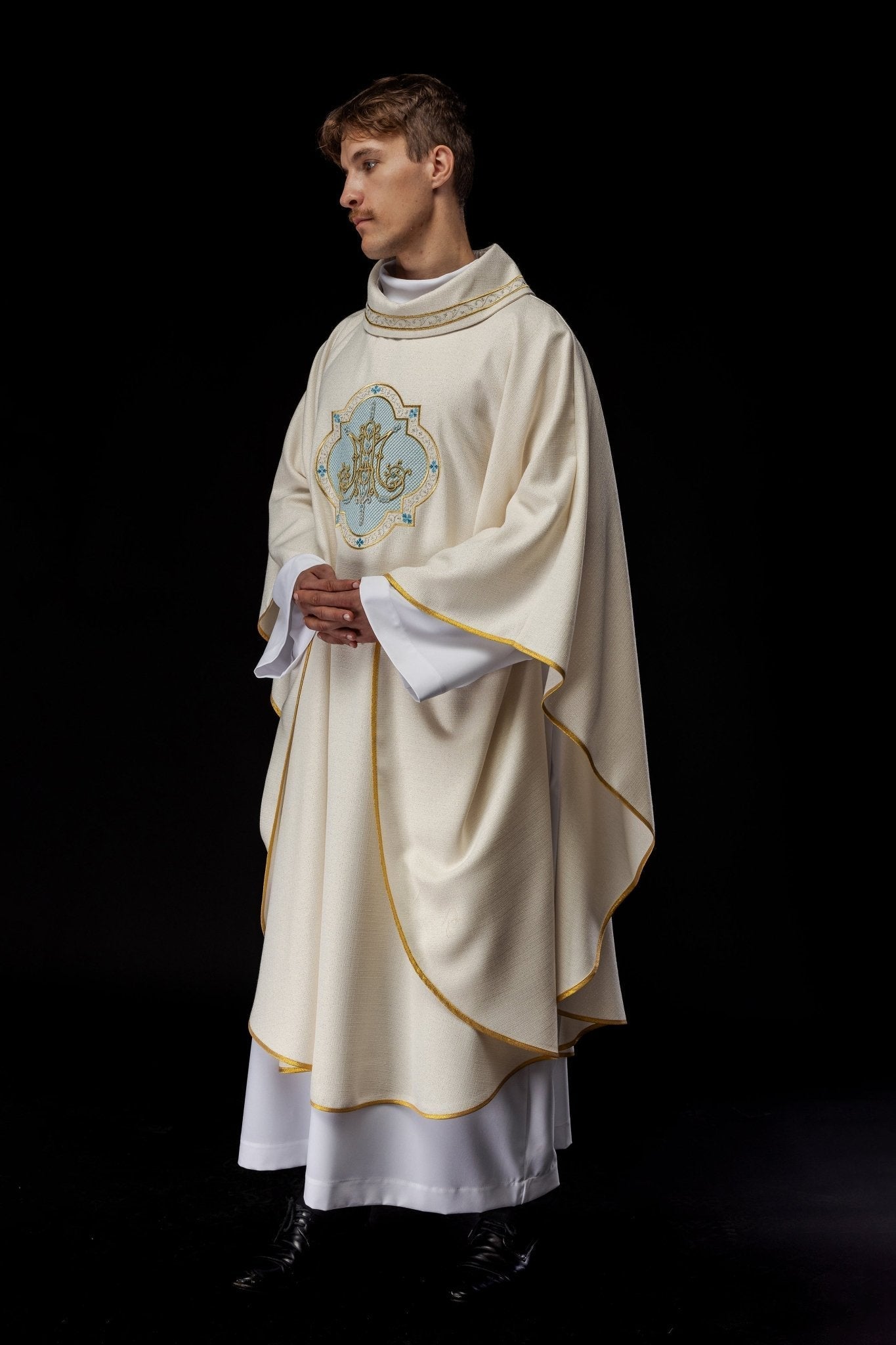 Marian chasuble in ivory with blue embroidery KOR/391/05/71 - HAFTINAUSA.COM
