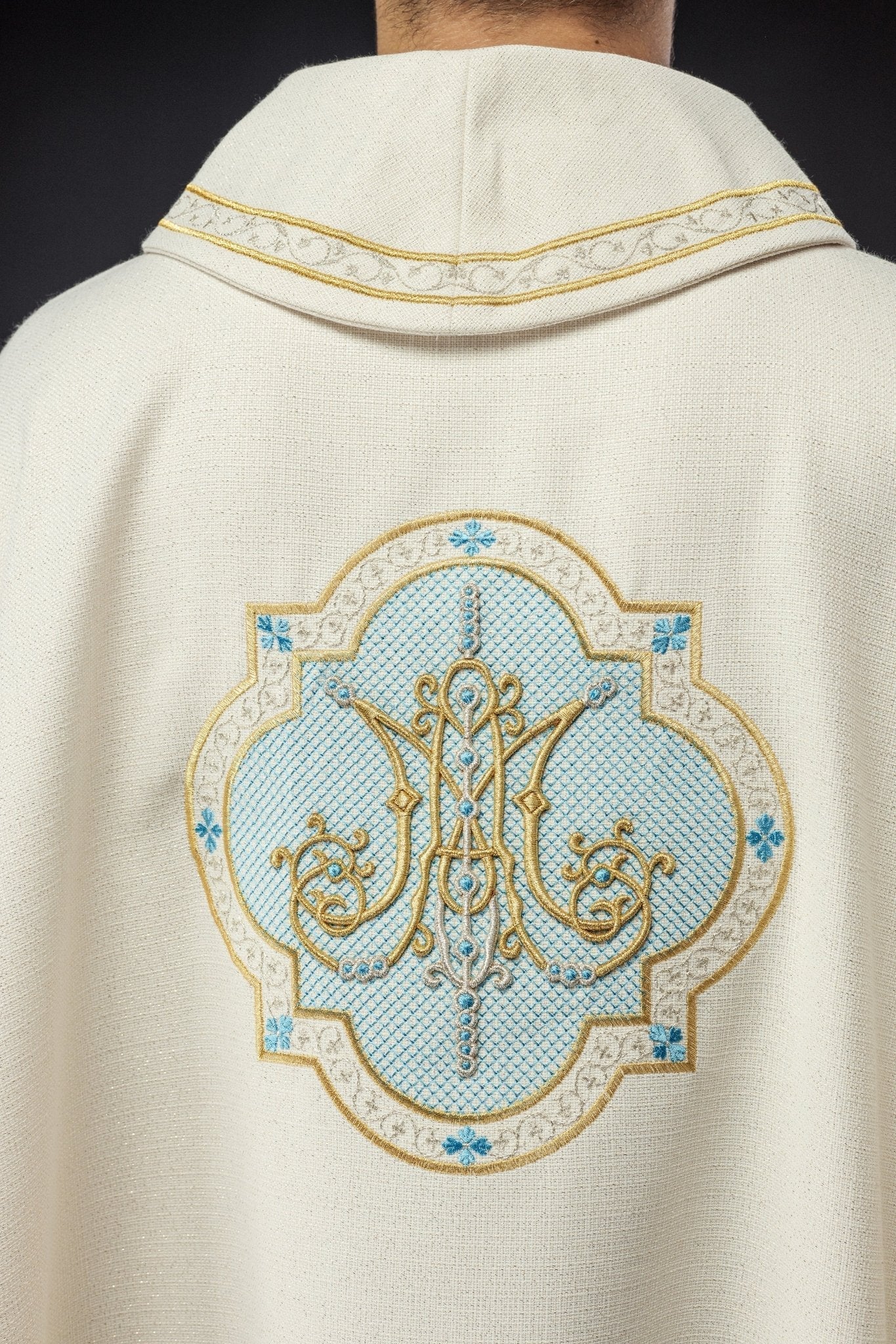 Marian chasuble in ivory with blue embroidery KOR/391/05/71 - HAFTINAUSA.COM