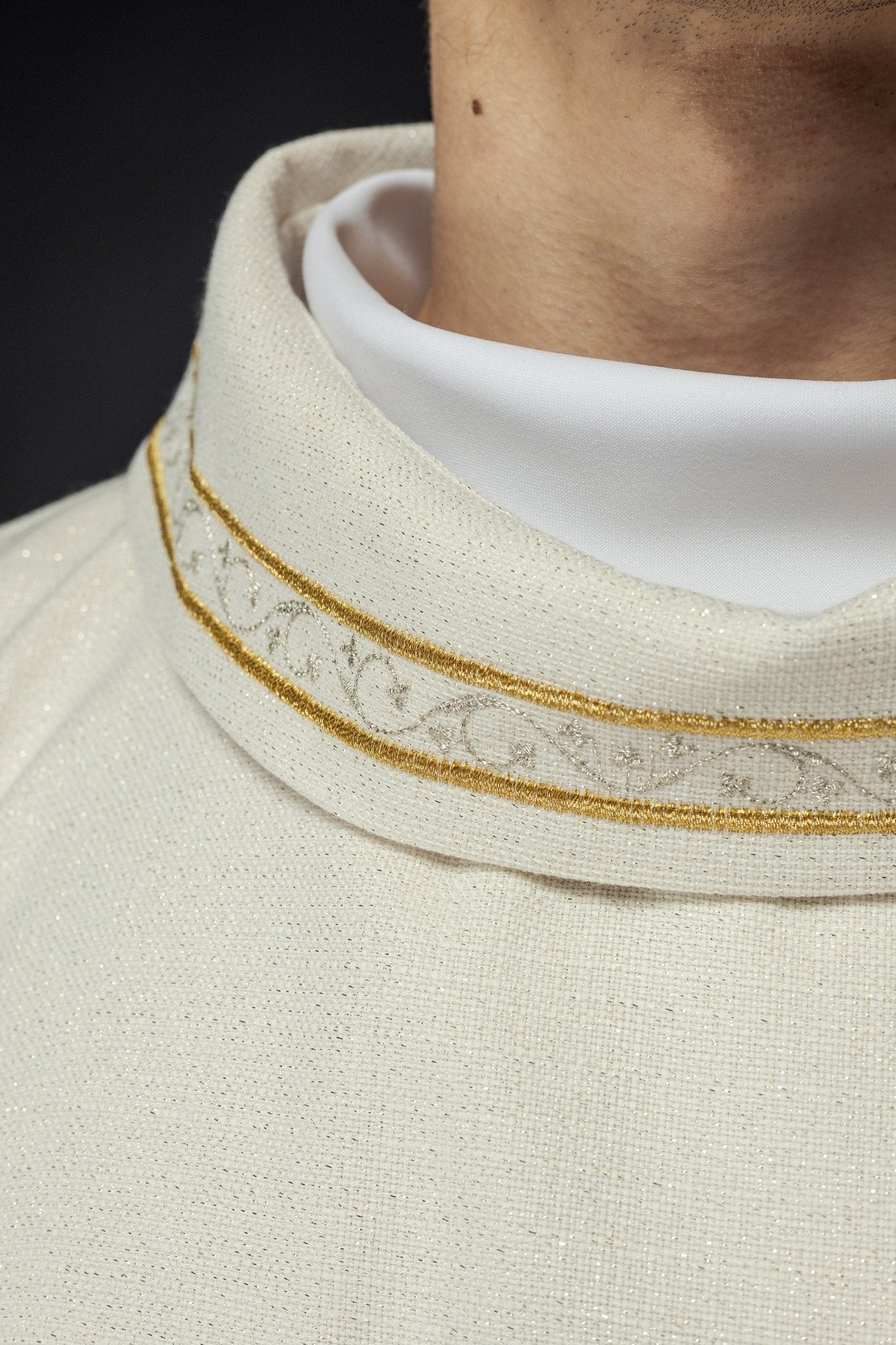 Marian chasuble in ivory with blue embroidery KOR/391/05/71 - HAFTINAUSA.COM