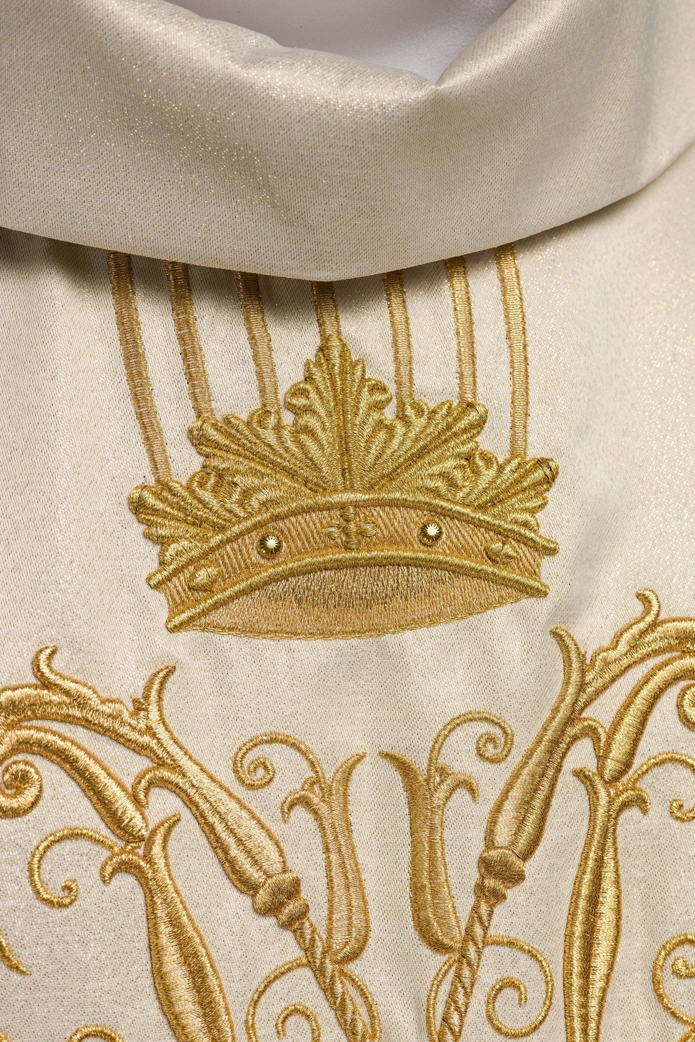 Marian chasuble made of gold glittery texture LE/7025/05 - HAFTINAUSA.COM