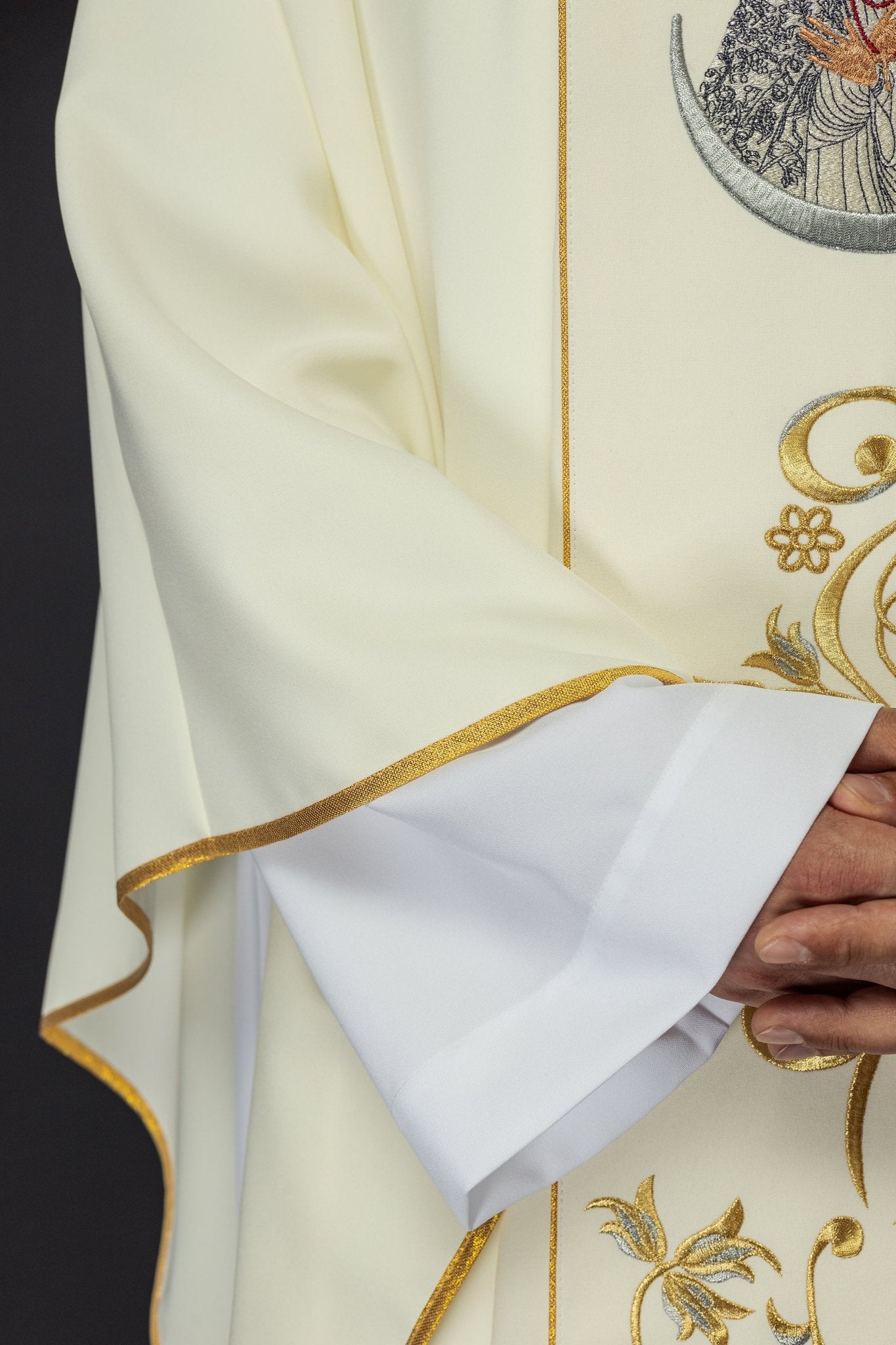 Marian chasuble with the image of Our Lady of Dawn KOW2/009/05/01 - HAFTINAUSA.COM