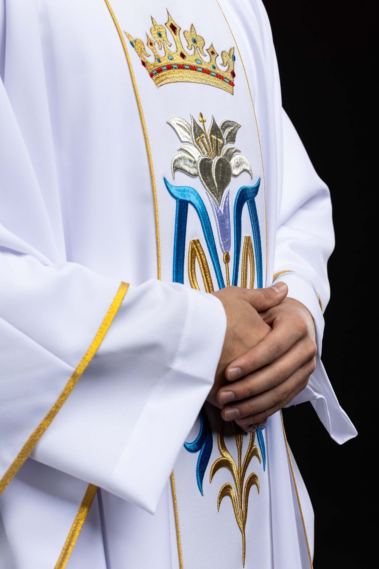 Marian embroidered liturgical chasuble with a crown in white KOR/058/04/01 - CHASUBLES.COM
