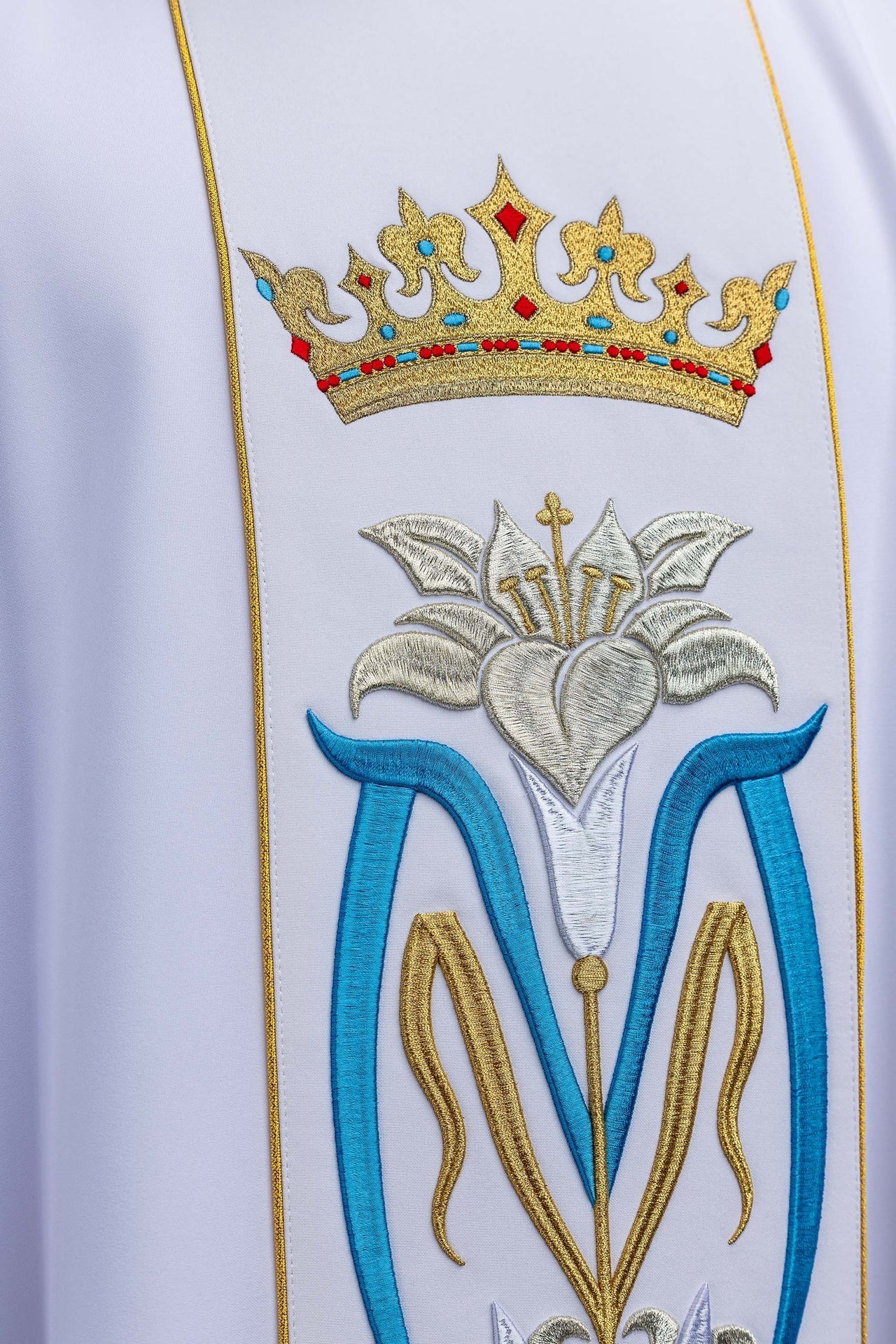 Marian embroidered liturgical chasuble with a crown in white KOR/058/04/01 - CHASUBLES.COM