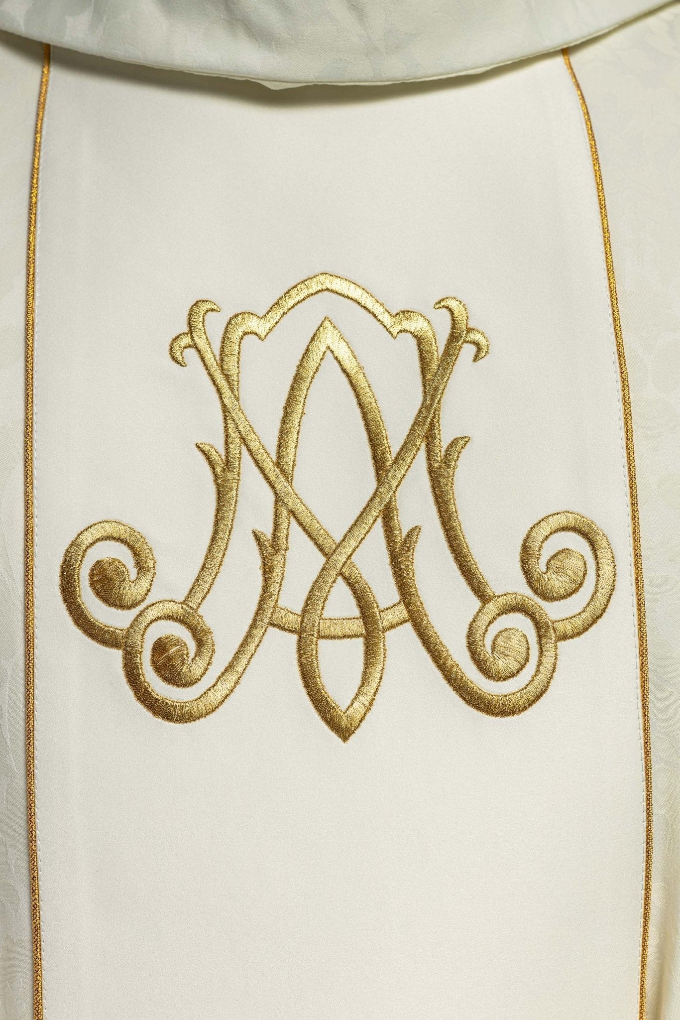 Marian liturgical chasuble with embroidered lilie S - 7058 - 05 - 81 - HAFTINAUSA.COM
