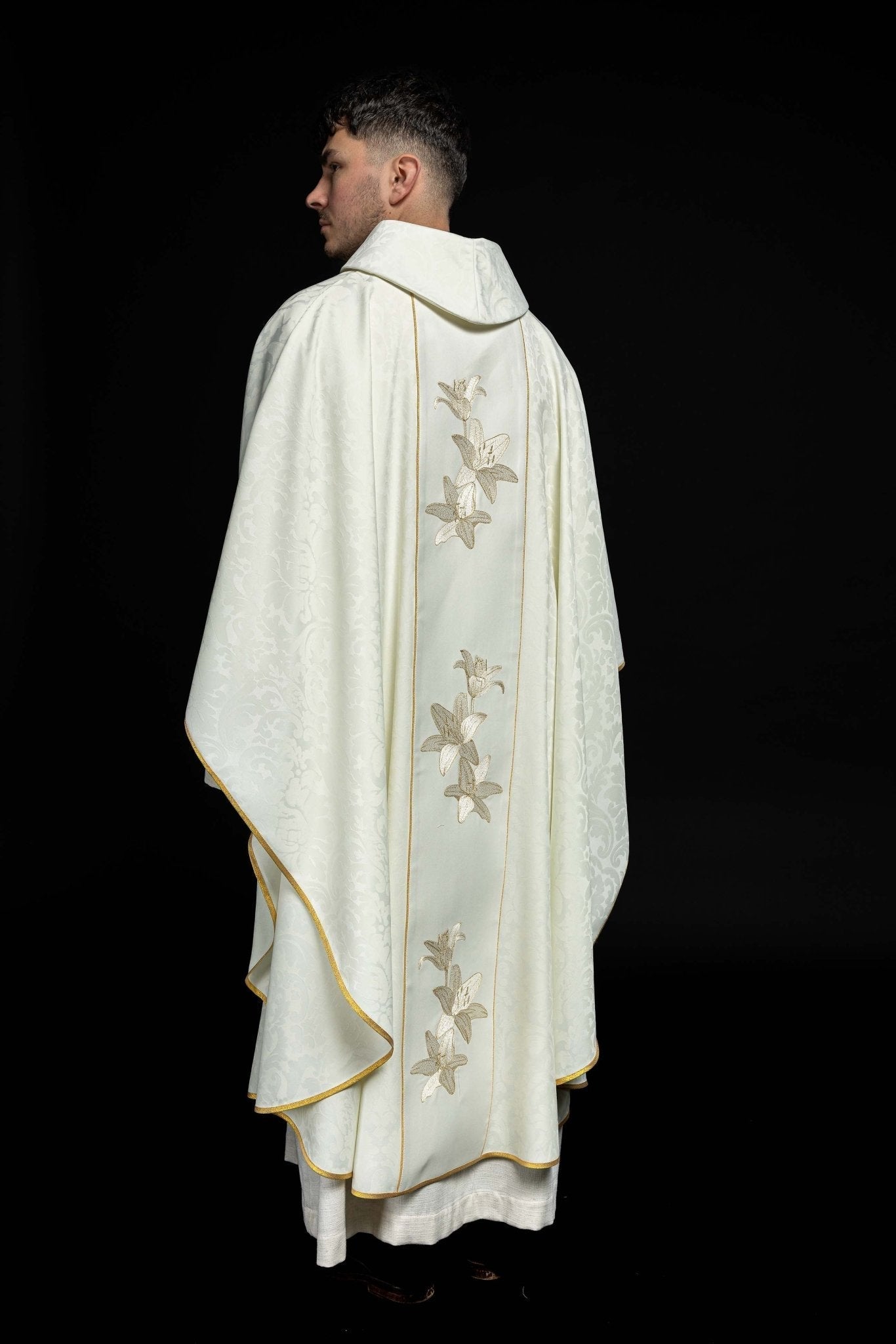 Marian liturgical chasuble with embroidered lilie S - 7058 - 05 - 81 - HAFTINAUSA.COM