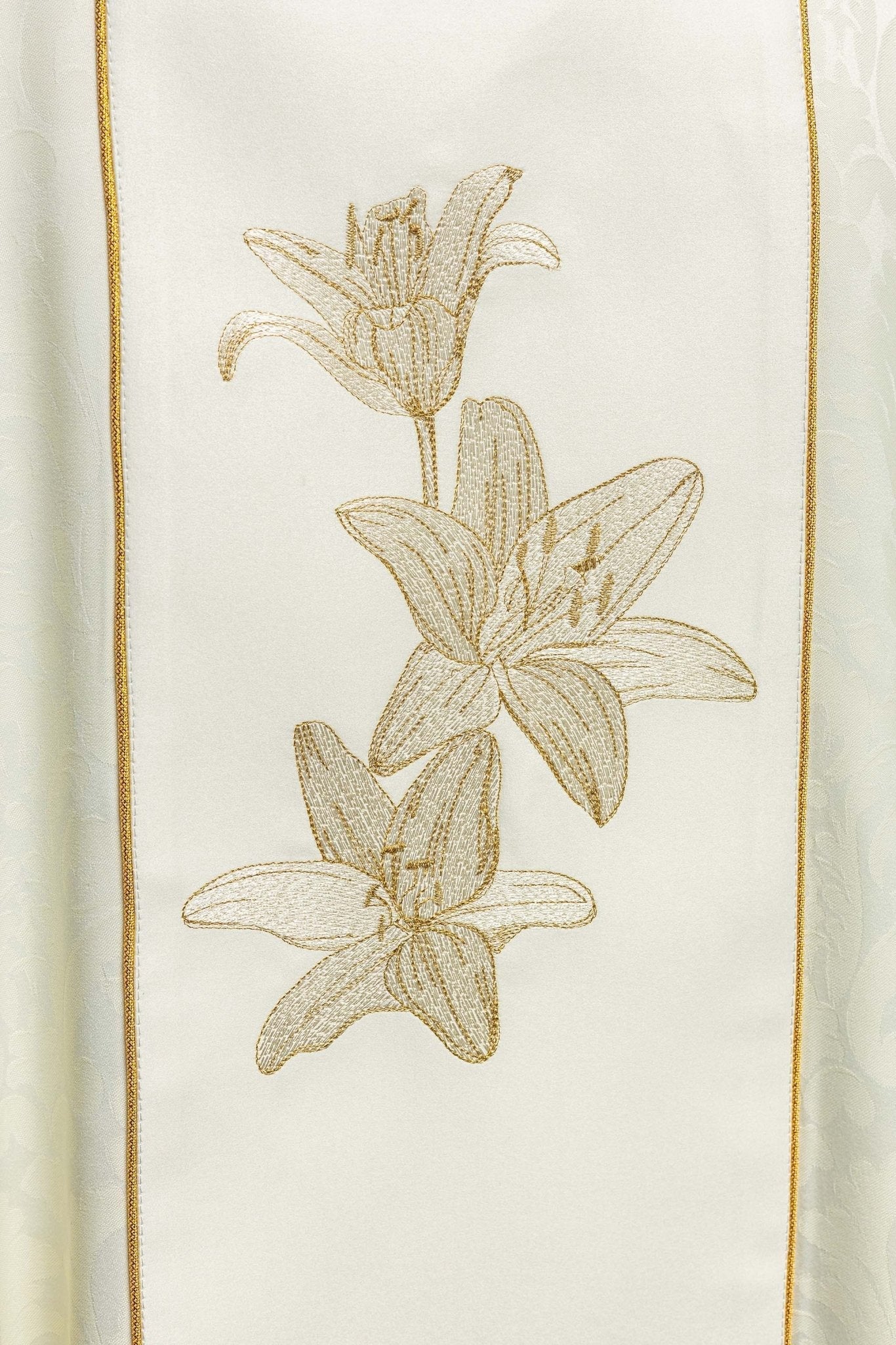 Marian liturgical chasuble with embroidered lilie S - 7058 - 05 - 81 - HAFTINAUSA.COM