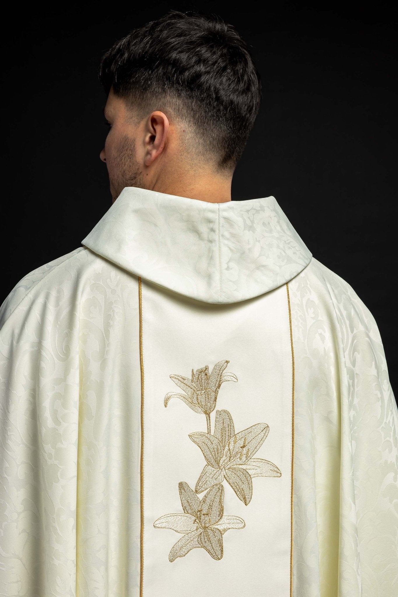 Marian liturgical chasuble with embroidered lilie S - 7058 - 05 - 81 - HAFTINAUSA.COM