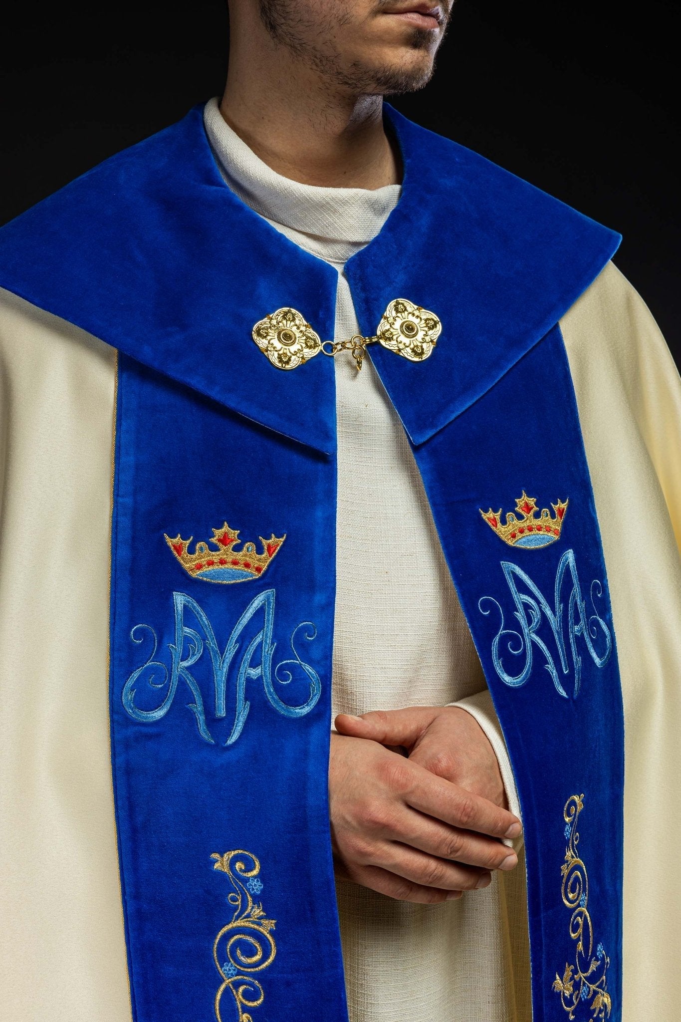 Marian liturgical cope made of ecru texture and blue velvet KKP/127/05/20/PA ECRU SAT. POMPON 145cm - HAFTINAUSA.COM