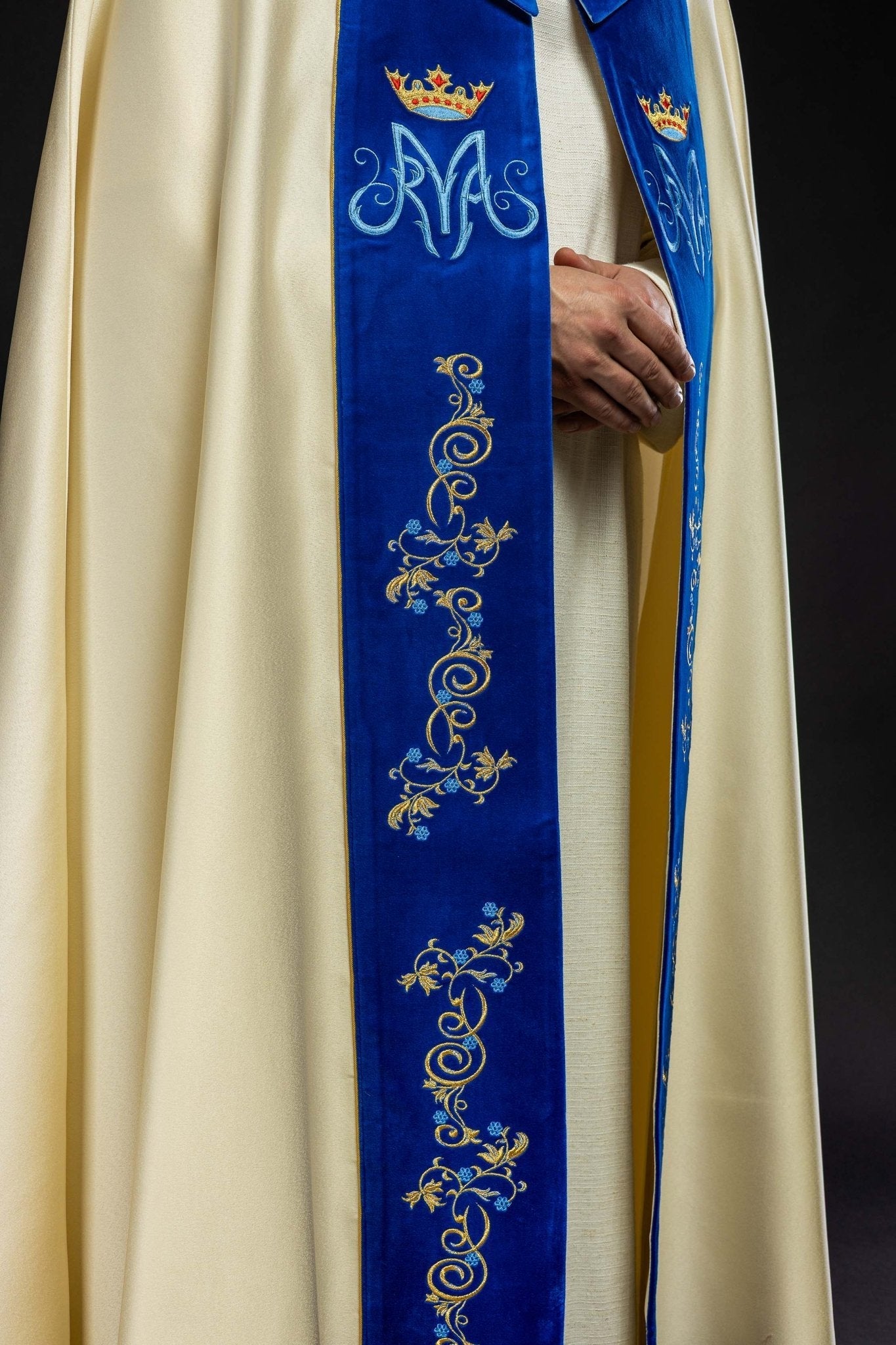 Marian liturgical cope made of ecru texture and blue velvet KKP/127/05/20/PA ECRU SAT. POMPON 145cm - HAFTINAUSA.COM