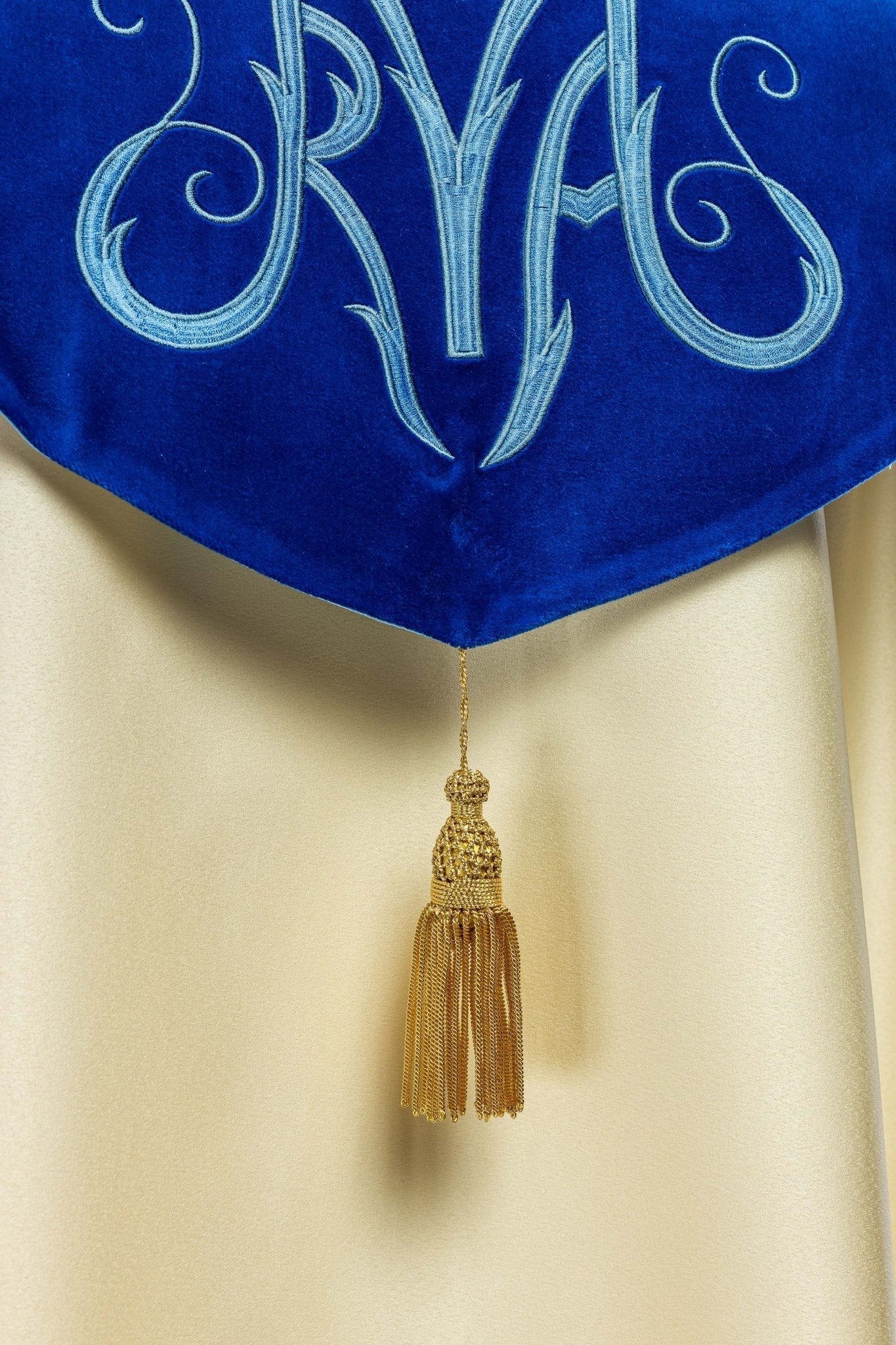 Marian liturgical cope made of ecru texture and blue velvet KKP/127/05/20/PA ECRU SAT. POMPON 145cm - HAFTINAUSA.COM