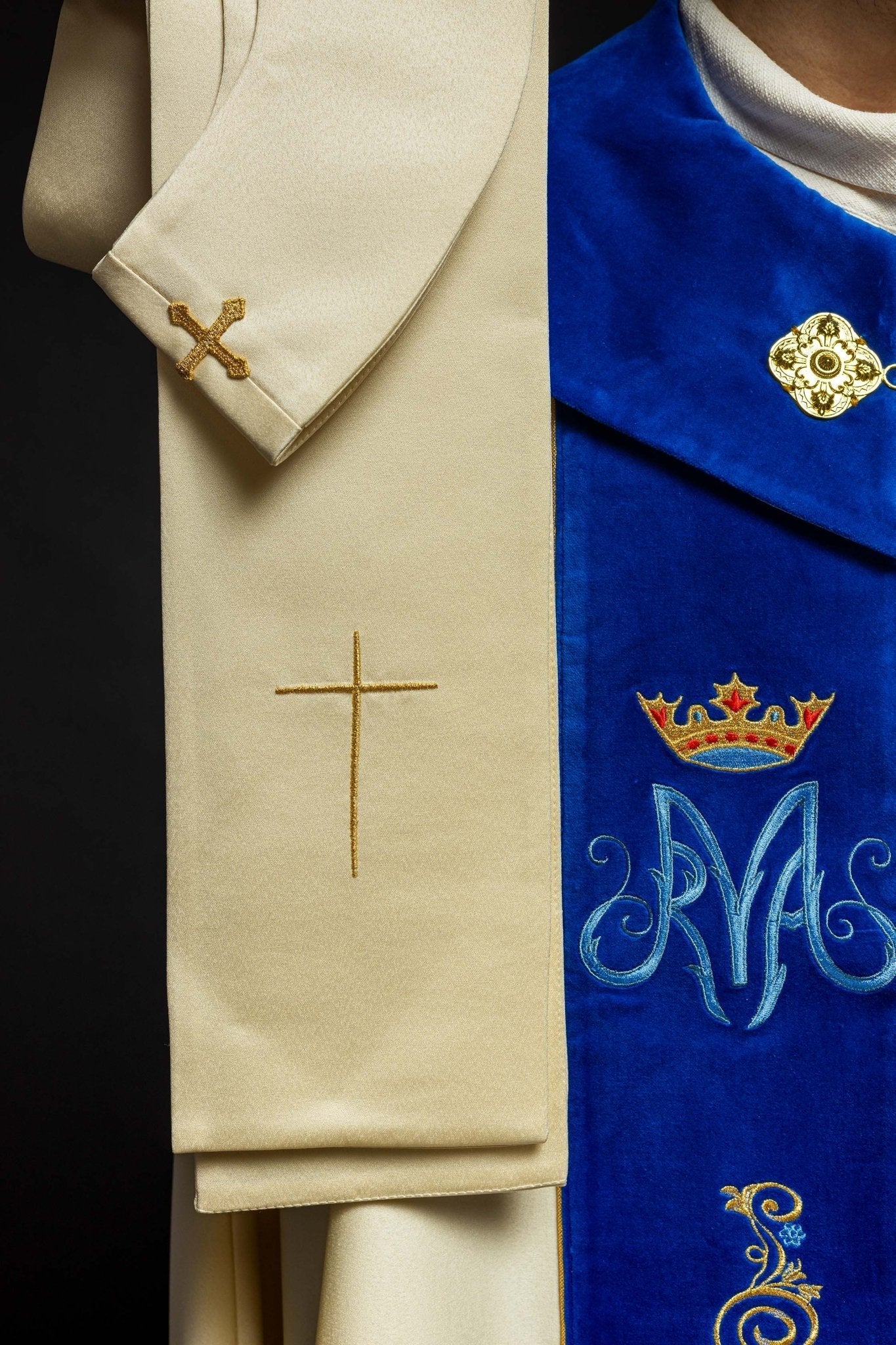 Marian liturgical cope made of ecru texture and blue velvet KKP/127/05/20/PA ECRU SAT. POMPON 145cm - HAFTINAUSA.COM