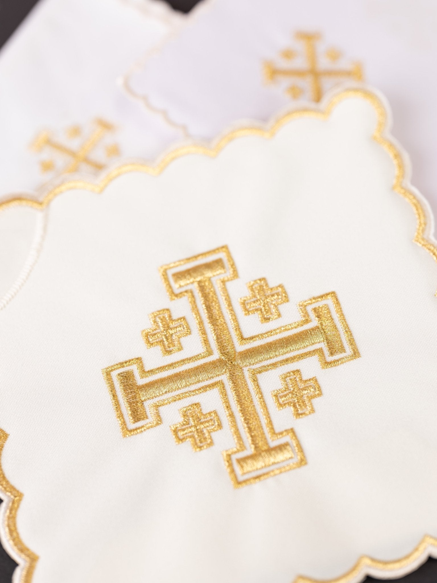 Mass linens with gold Jerusalem Cross embroidery KK/030/04 - HAFTINAUSA.COM