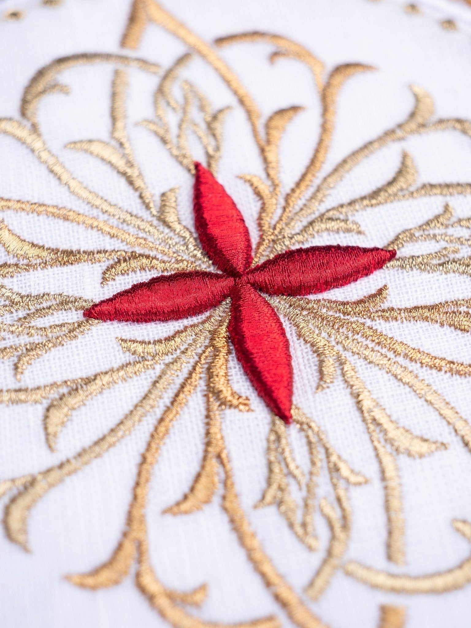 Mass linens with round pall and red embroidery S - 5029 - C2 - HAFTINAUSA.COM