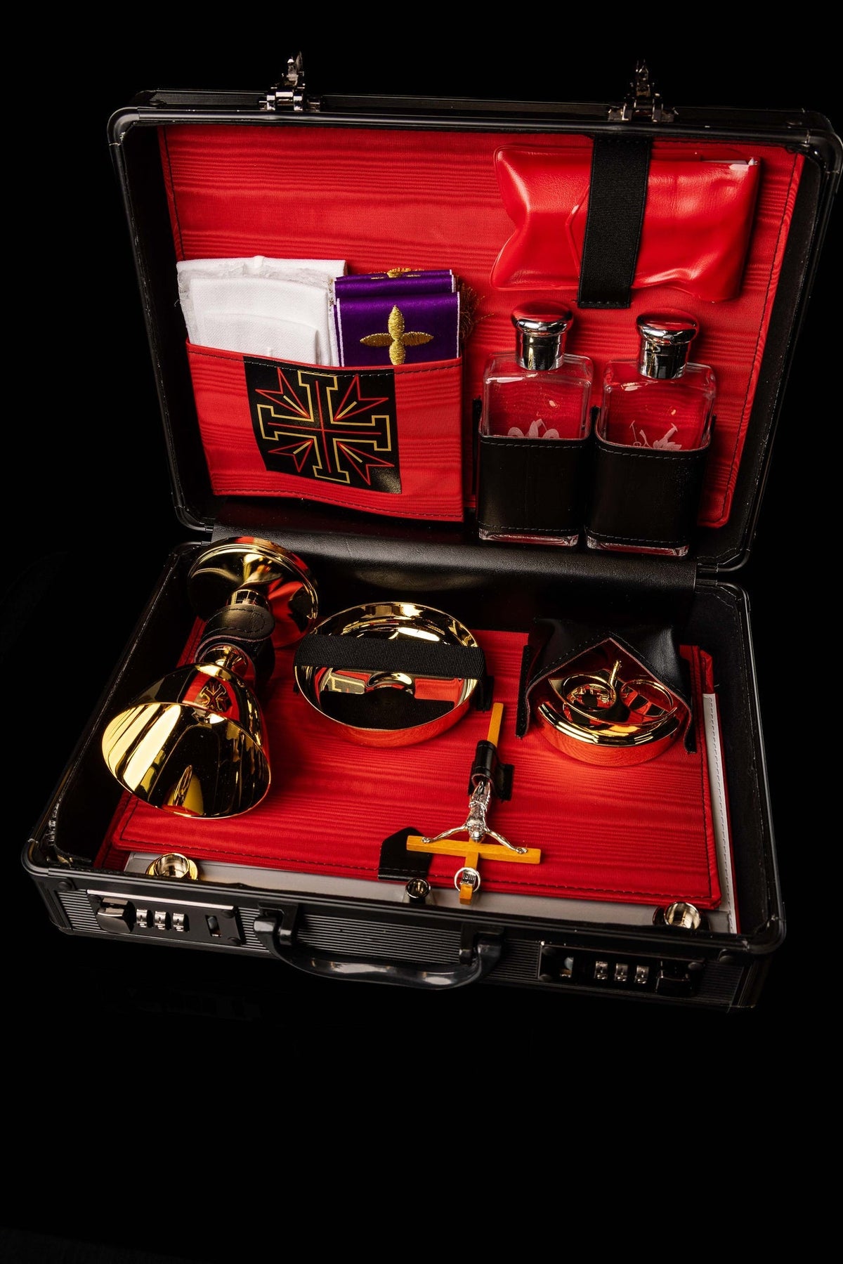 Mission Suitcase with Liturgical Equipment DM/WAL/001 - CHASUBLES.COM