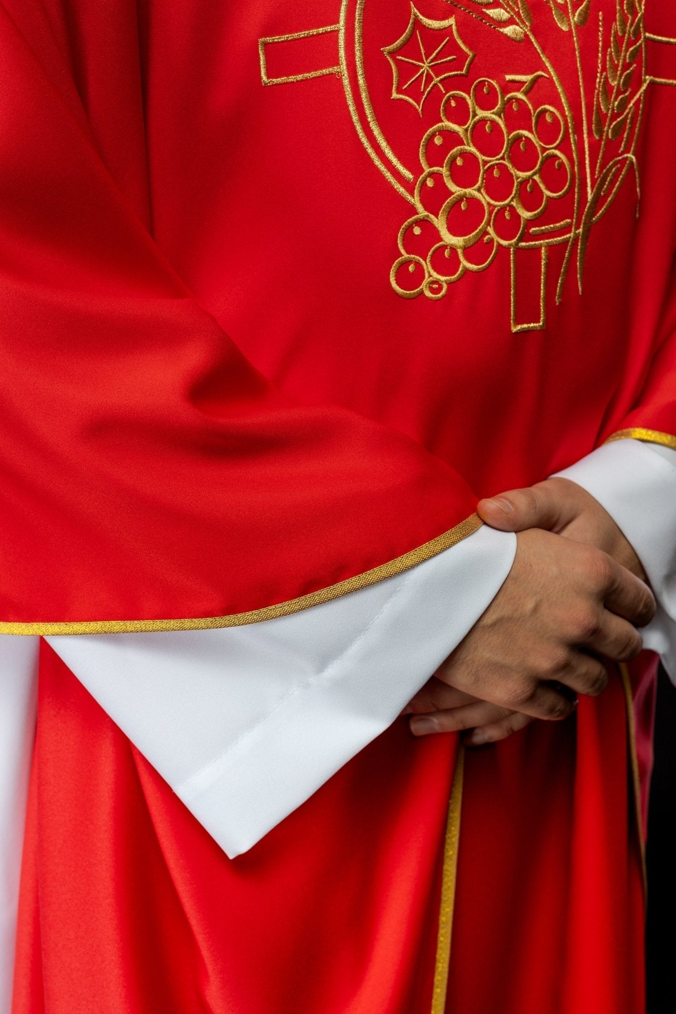 Monastic chasuble in red with embroidered collar and wheat symbol S - 7054 - 02 - 53 - HAFTINAUSA.COM