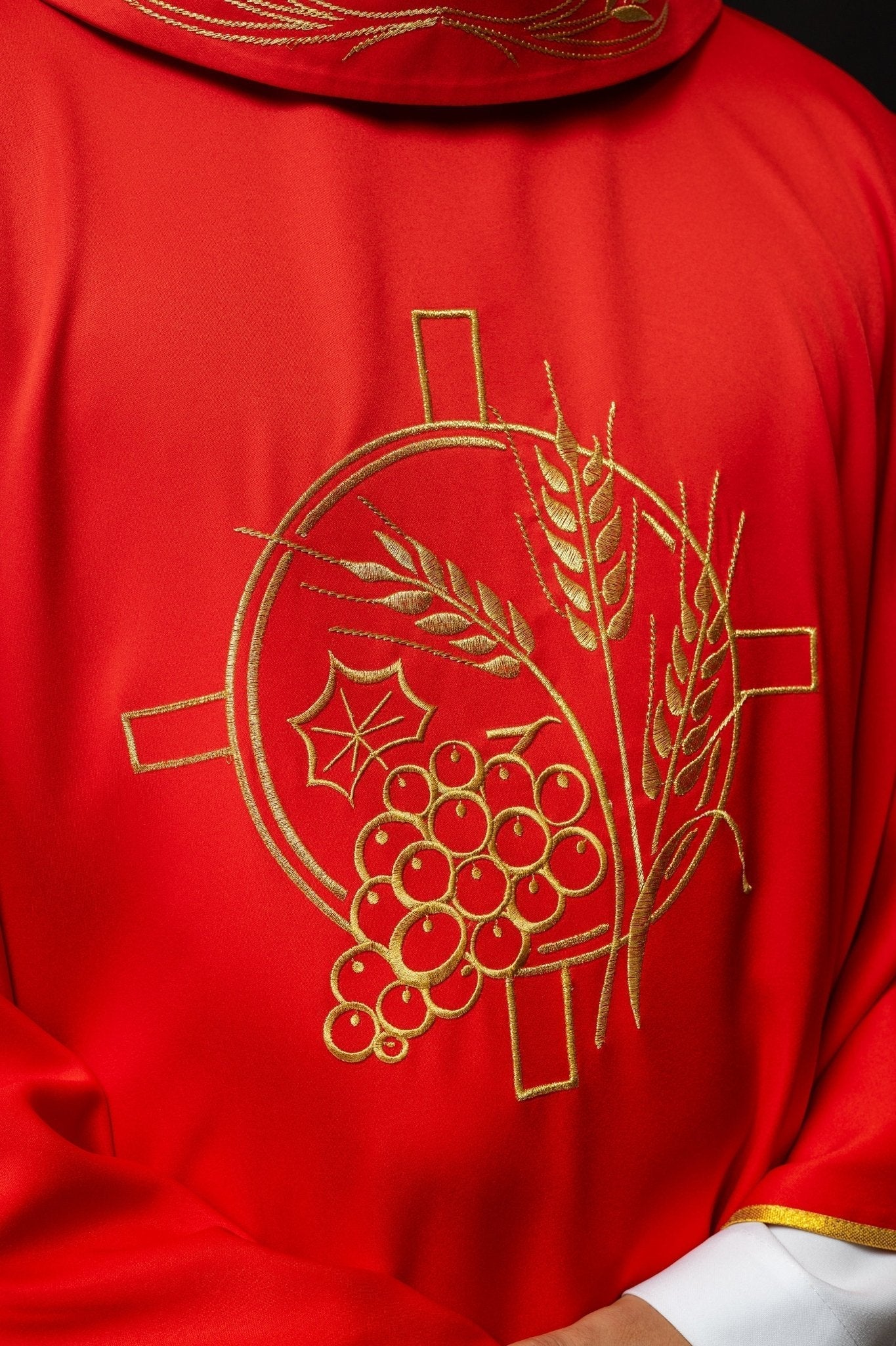 Monastic chasuble in red with embroidered collar and wheat symbol S - 7054 - 02 - 53 - HAFTINAUSA.COM