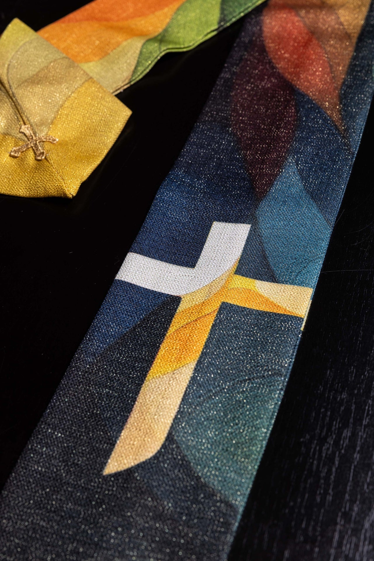 Multicolored printed chasuble with a cross motif KOD/7005/99/40 - CHASUBLES.COM