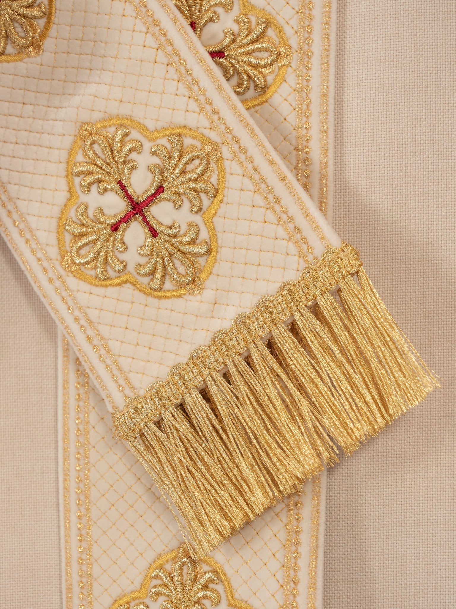 Chasuble in ecru color with embroidered belt and collar in crosses - CHASUBLES.COM