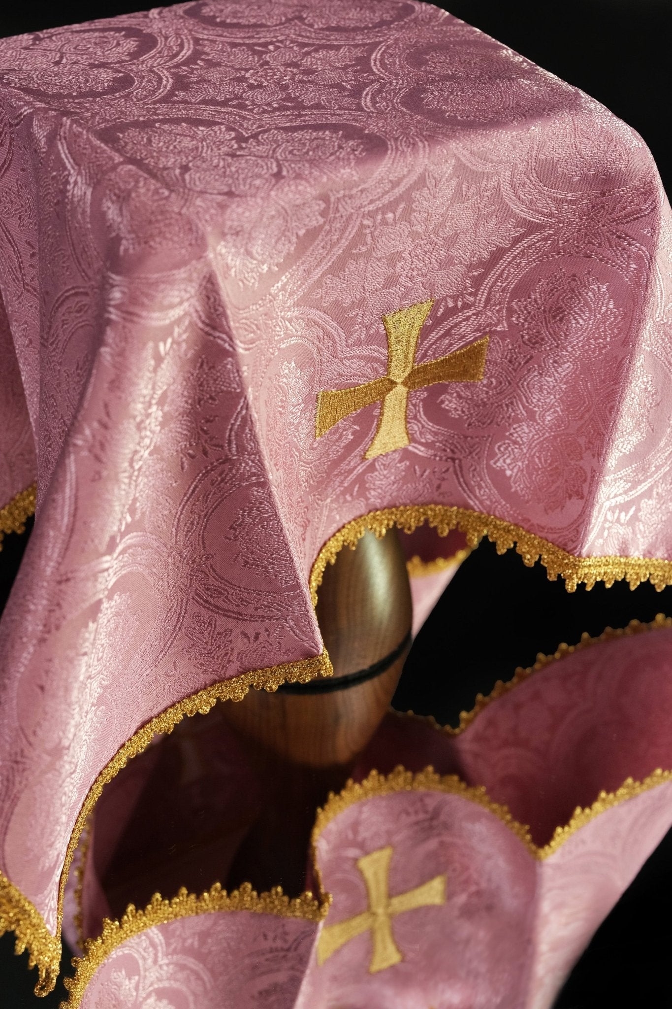 Pink chalice veil with a cross symbol on jacquard fabric KWB/002/08/11 50X50 - CHASUBLES.COM