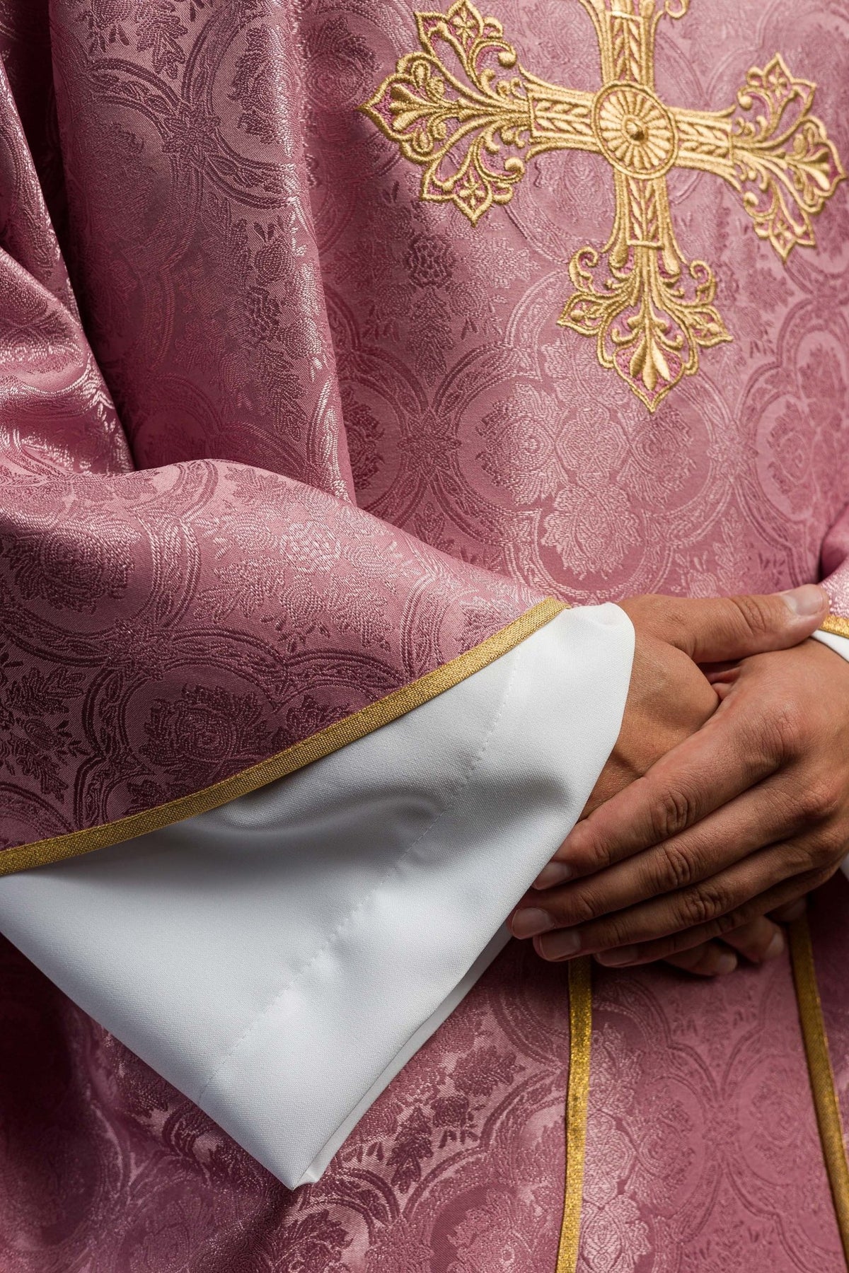 Pink chasuble with a cross made of patterned fabric KOR/403/08/11 - CHASUBLES.COM
