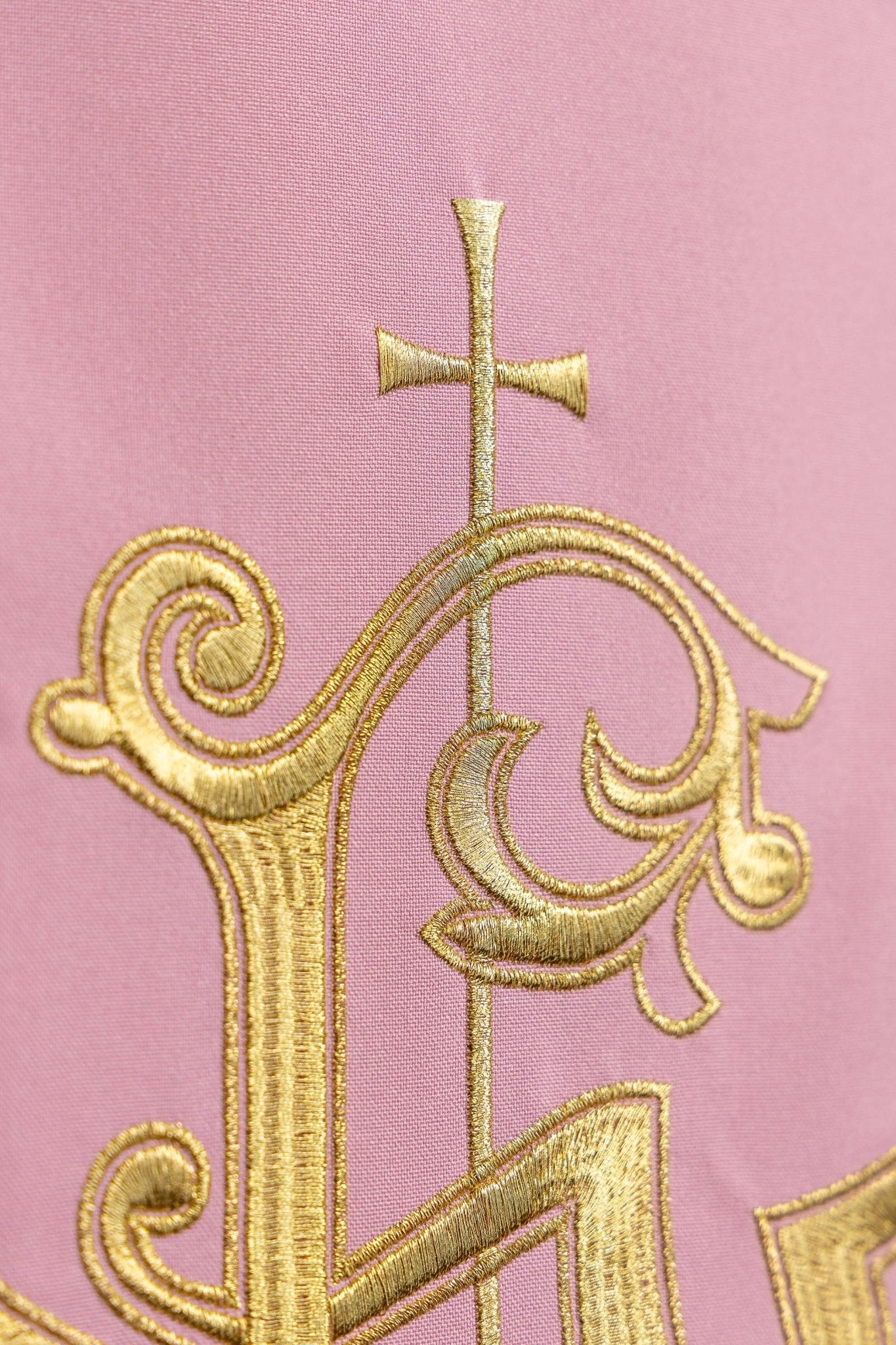 Pink lectern cover embroidered with IHS symbol KMO/013/08/01 RÓŻ 55*250 - CHASUBLES.COM