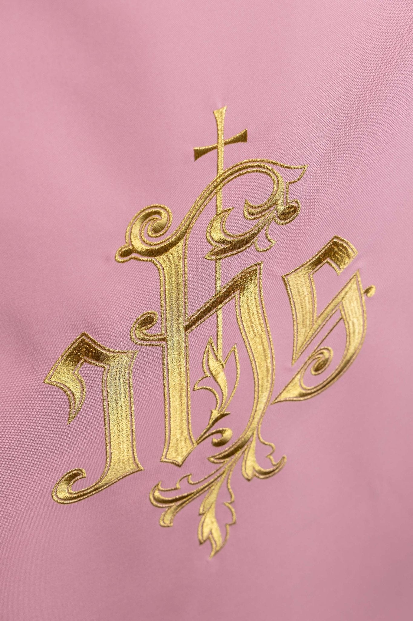 Pink lectern cover embroidered with IHS symbol KMO/013/08/01 RÓŻ 55*250 - CHASUBLES.COM