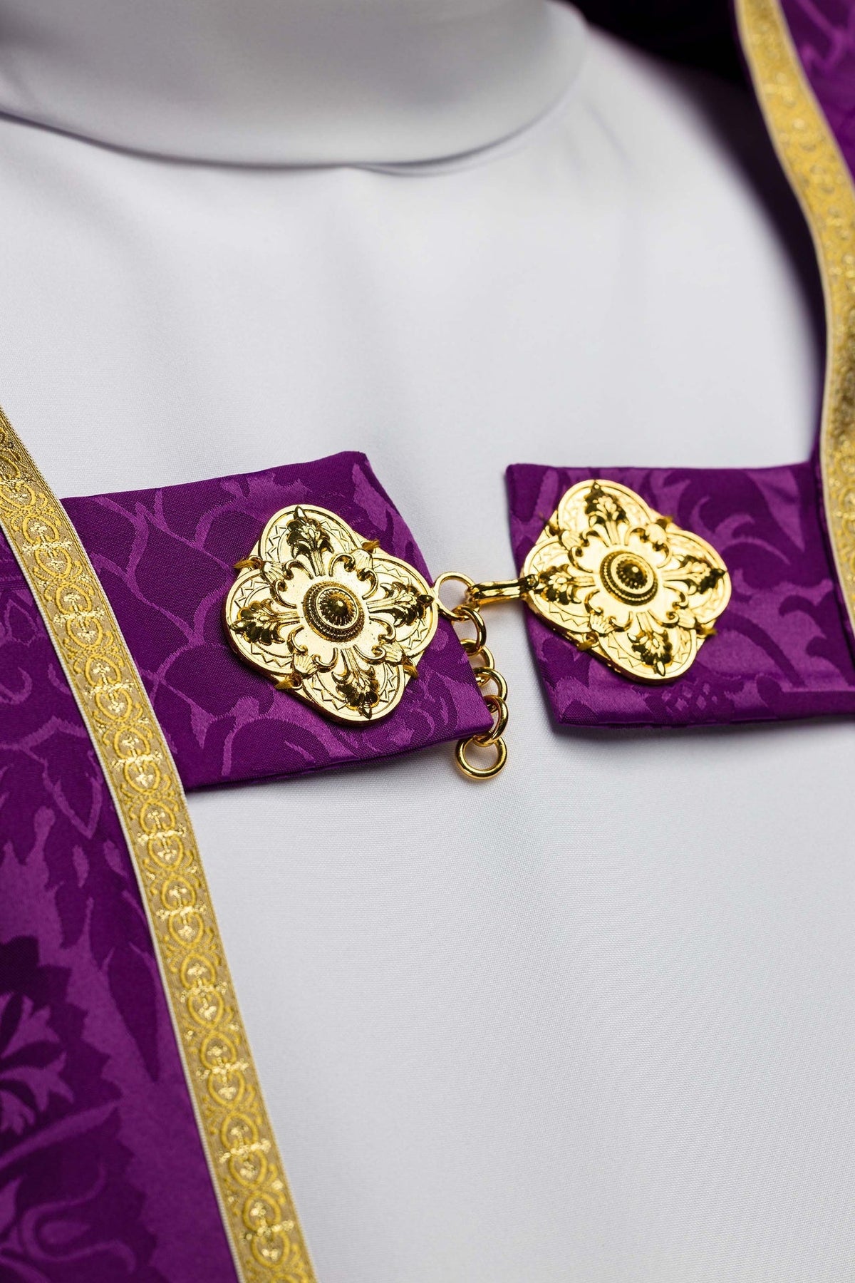 Plain Purple Roman Cope Made of Jacquard Fabric KKP/159/03/83 145cm - CHASUBLES.COM