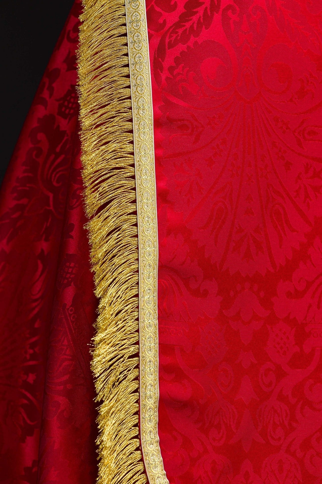 Plain Red Roman Cope Made of Jacquard Fabric KKP/159/02/83 145cm - CHASUBLES.COM