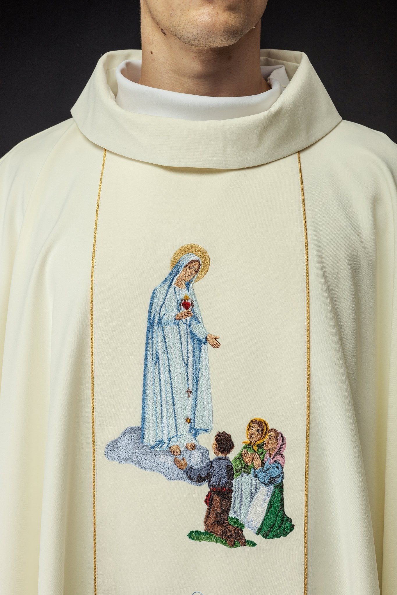 Priest chasuble in ivory with the image of Our Lady of Fatima KOW2/002/05/01 - HAFTINAUSA.COM