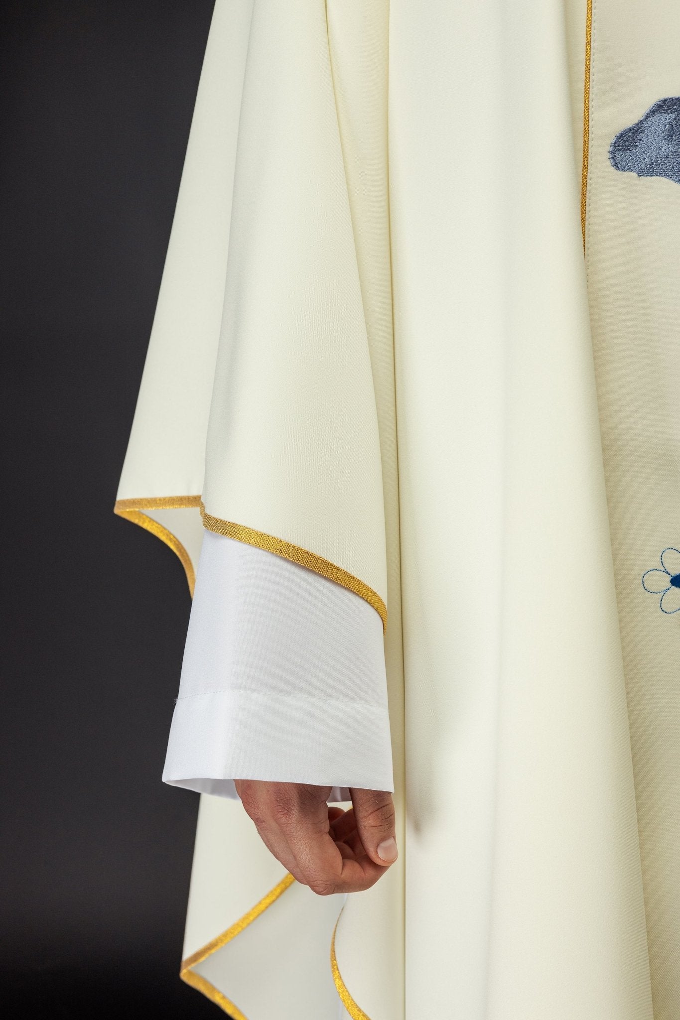Priest chasuble in ivory with the image of Our Lady of Fatima KOW2/002/05/01 - HAFTINAUSA.COM