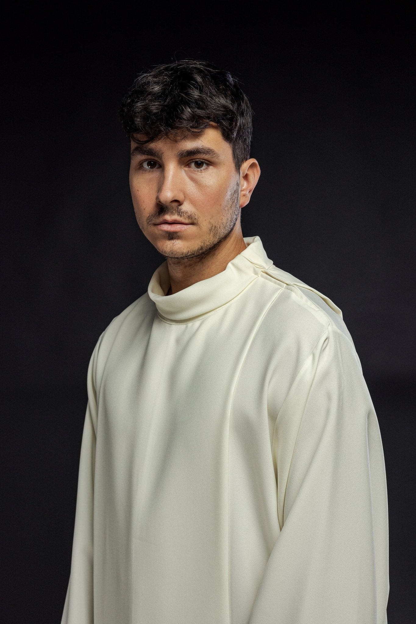 Priest's alb with neck collar in ivory KAB/022/05/12 135cm/164cm - HAFTINAUSA.COM