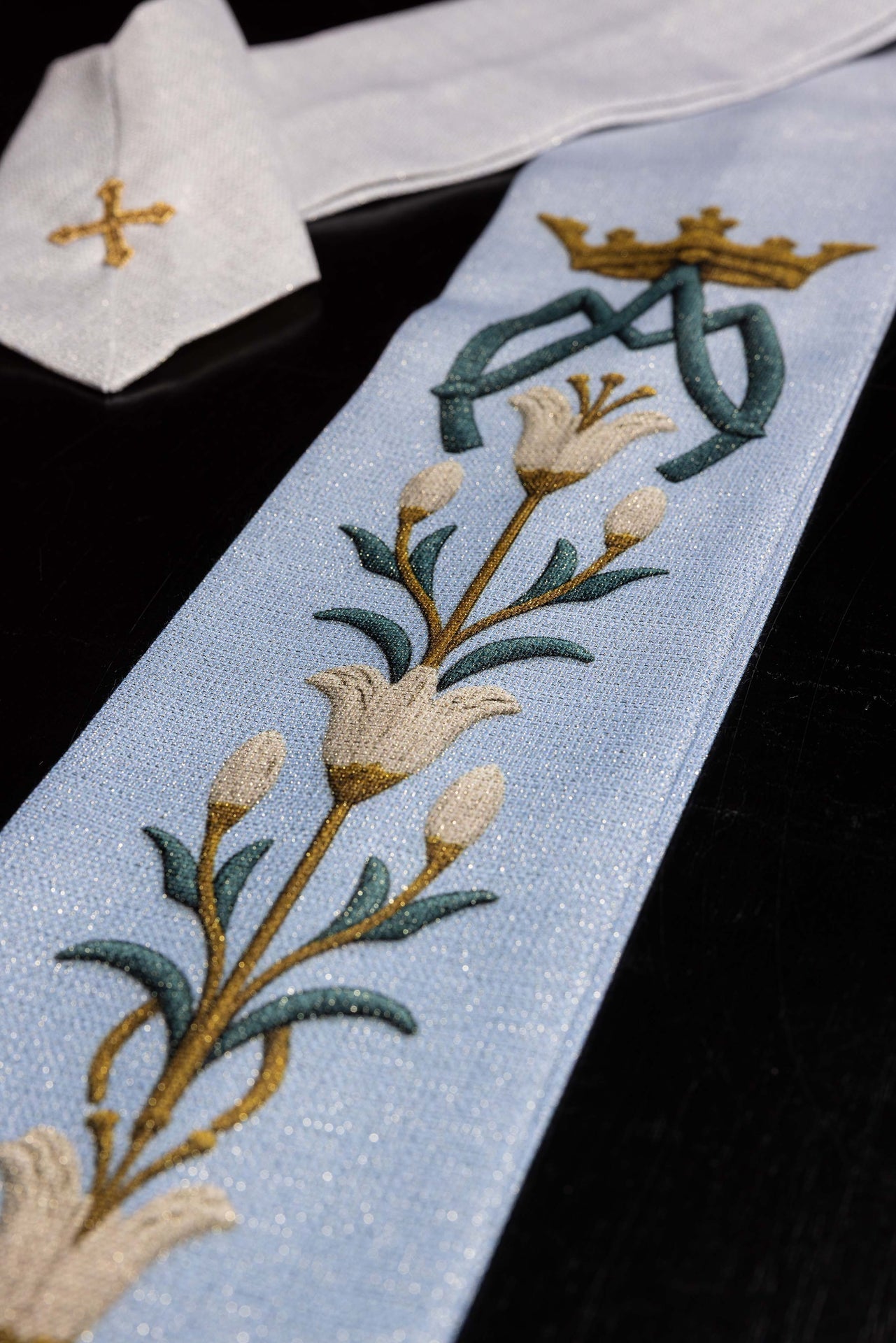 Printed Marian Chasuble with Lily Pattern and Monogram Blue & Cream KOD/7002/06/40 - CHASUBLES.COM
