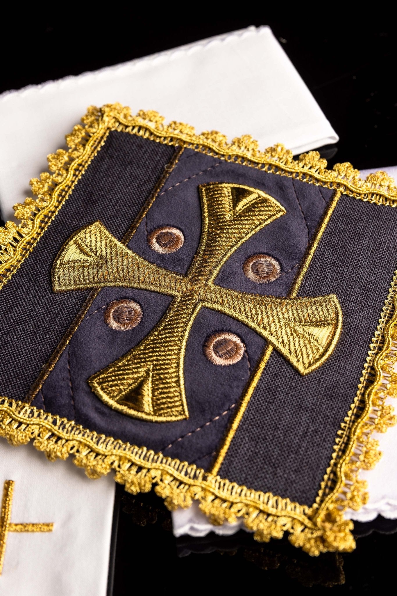 Purple Altar Linens embroidered on velvet S-5568/03 - CHASUBLES.COM