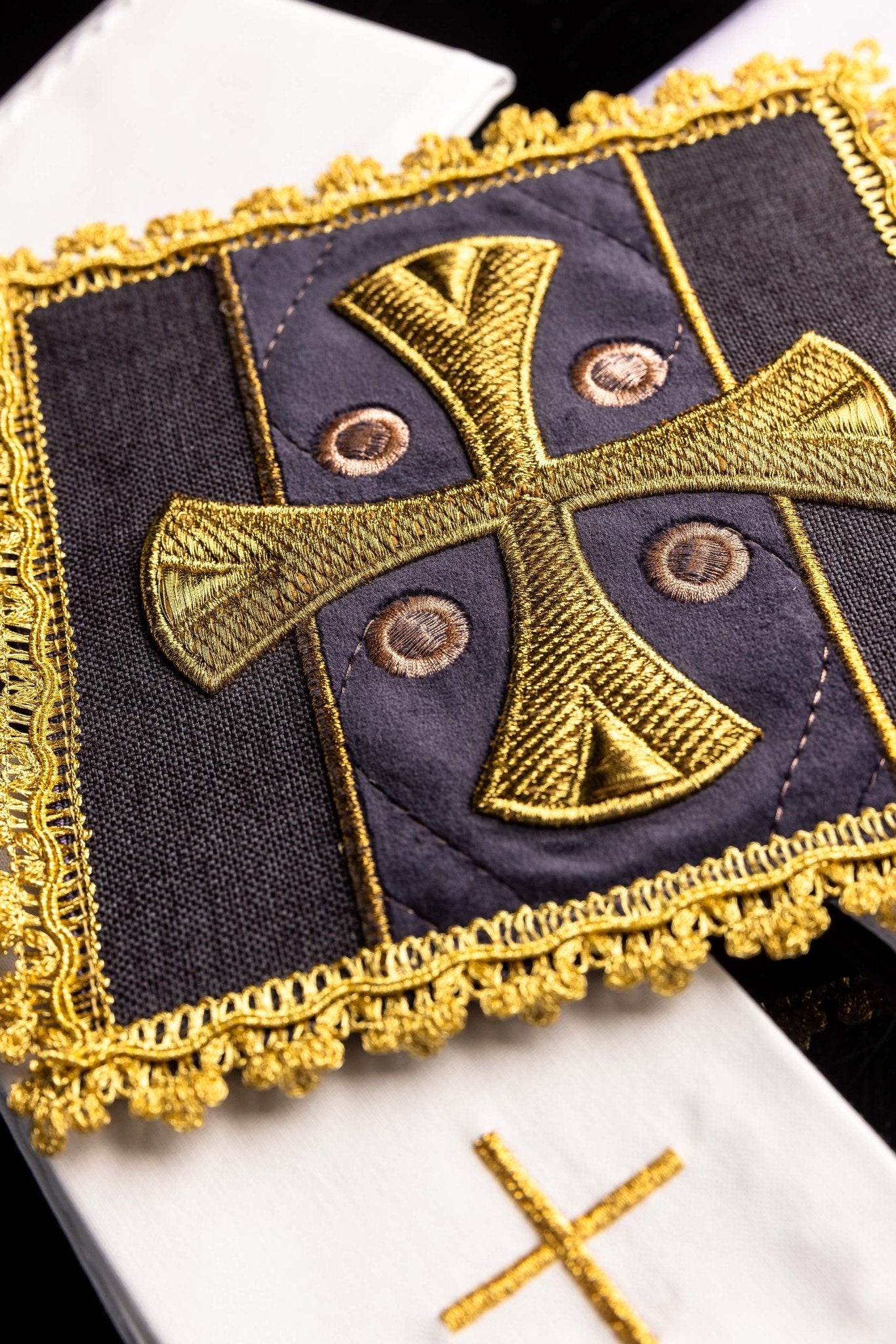 Purple Altar Linens embroidered on velvet S-5568/03 - CHASUBLES.COM