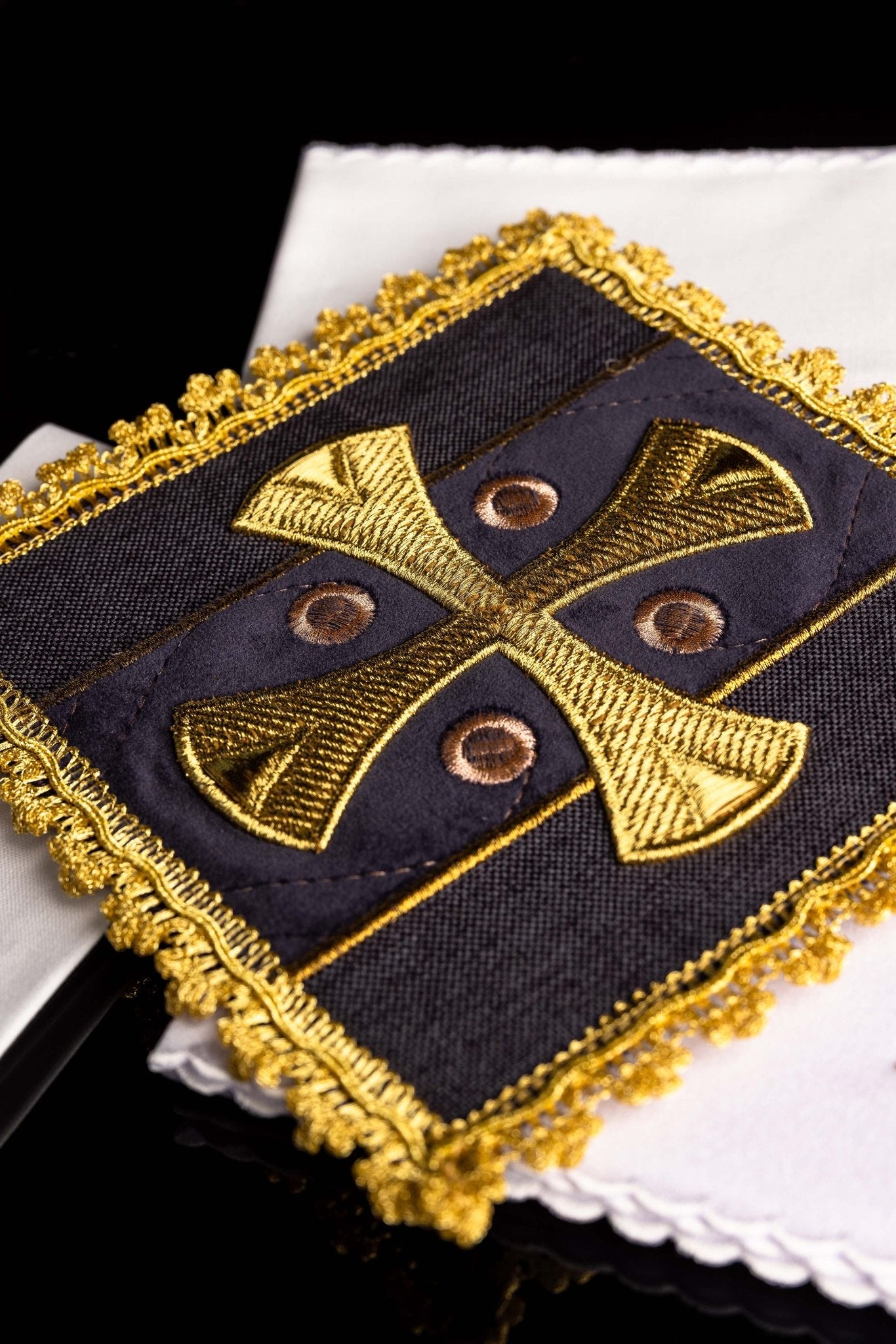 Purple Altar Linens embroidered on velvet S-5568/03 - CHASUBLES.COM