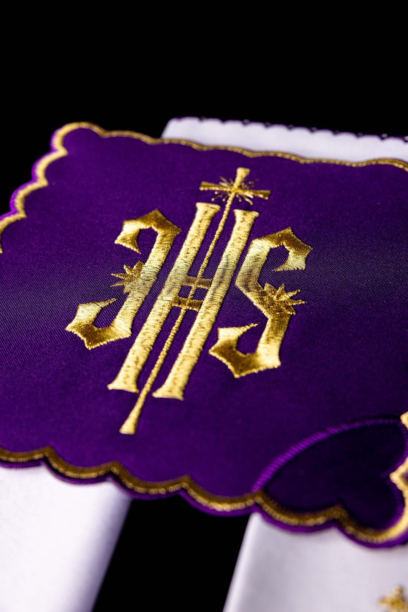 Purple chalice Linens in Purple with IHS emboroidery KK/029/03 - CHASUBLES.COM
