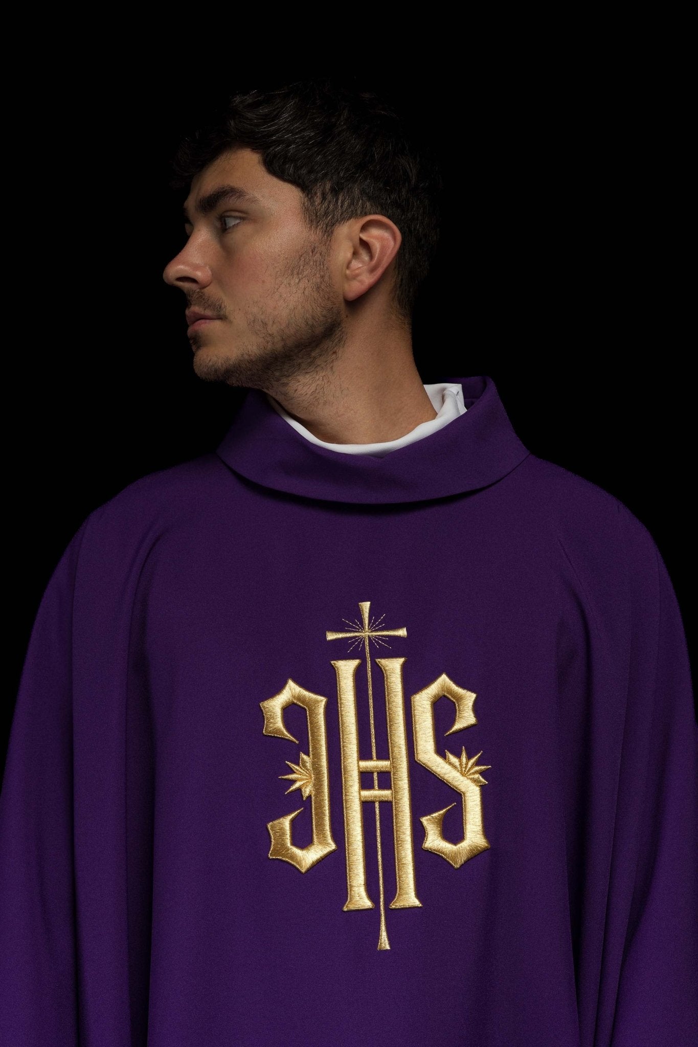 Purple chasuble embroidered with IHS motif KOR/010/03/12 FIOLET - CHASUBLES.COM