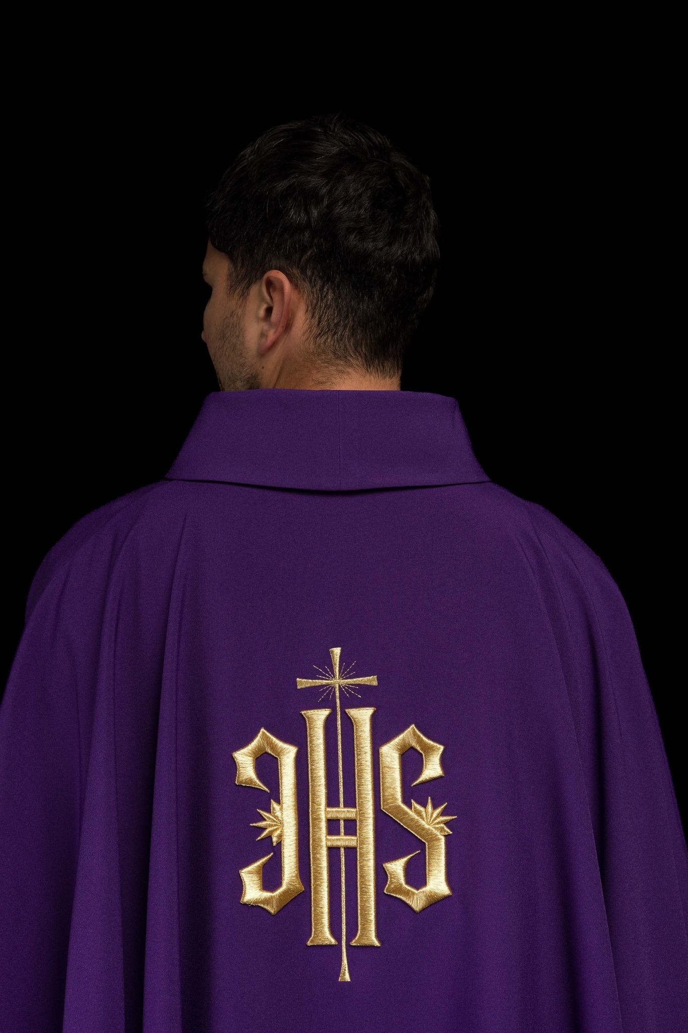 Purple chasuble embroidered with IHS motif KOR/010/03/12 FIOLET - CHASUBLES.COM