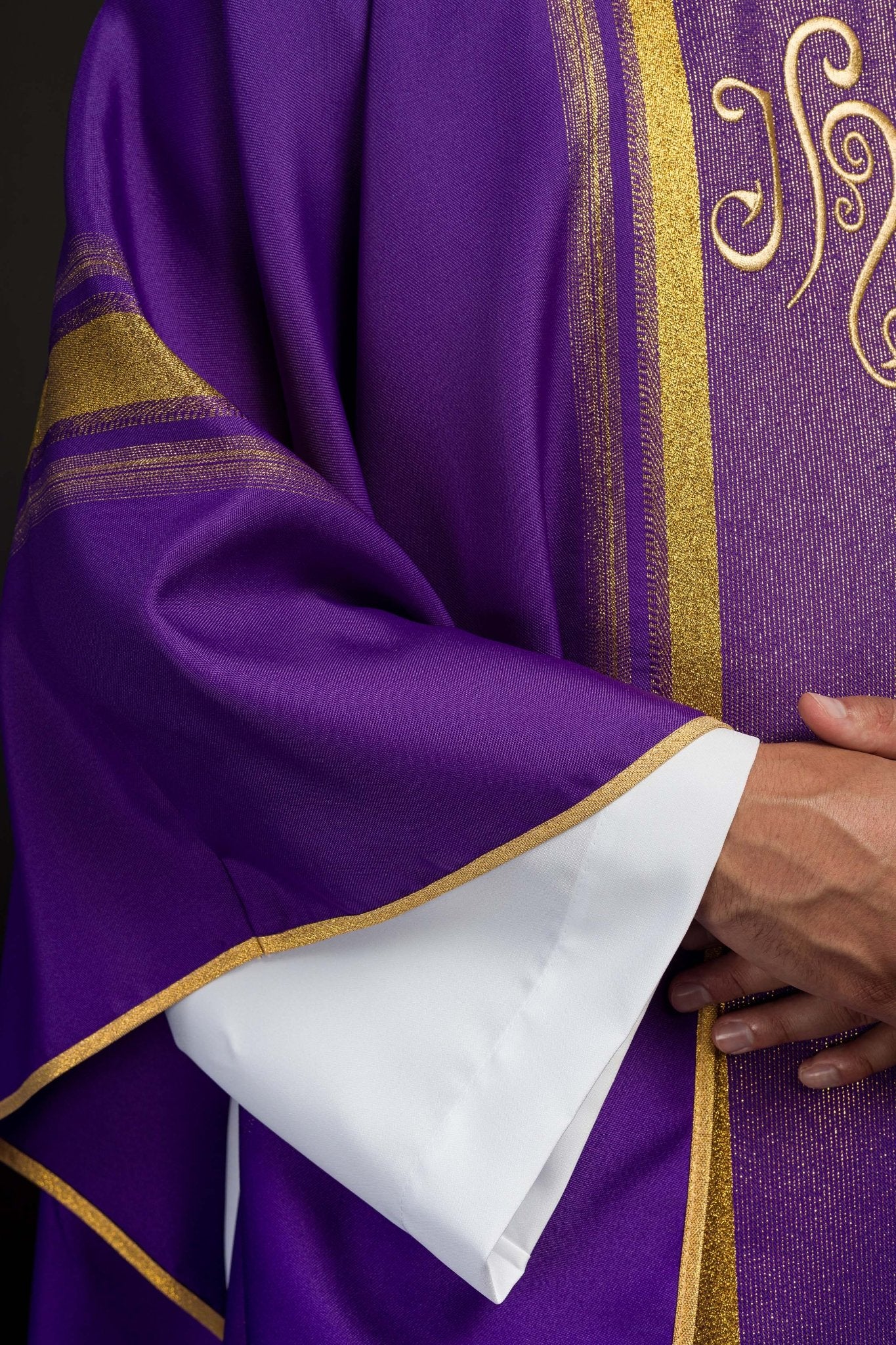 Purple chasuble embroidered with IHS motif with gilding KOR/183/03/27 FIOLET - CHASUBLES.COM