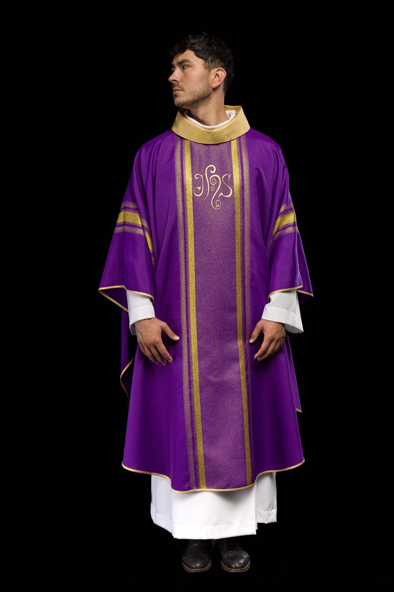 Purple chasuble embroidered with IHS motif with gilding KOR/183/03/27 FIOLET - CHASUBLES.COM