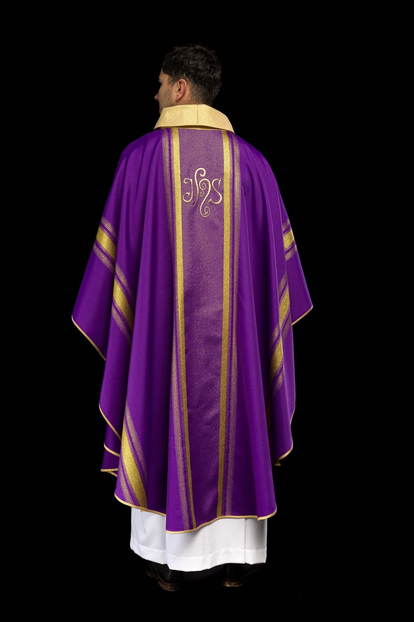 Purple chasuble embroidered with IHS motif with gilding KOR/183/03/27 FIOLET - CHASUBLES.COM