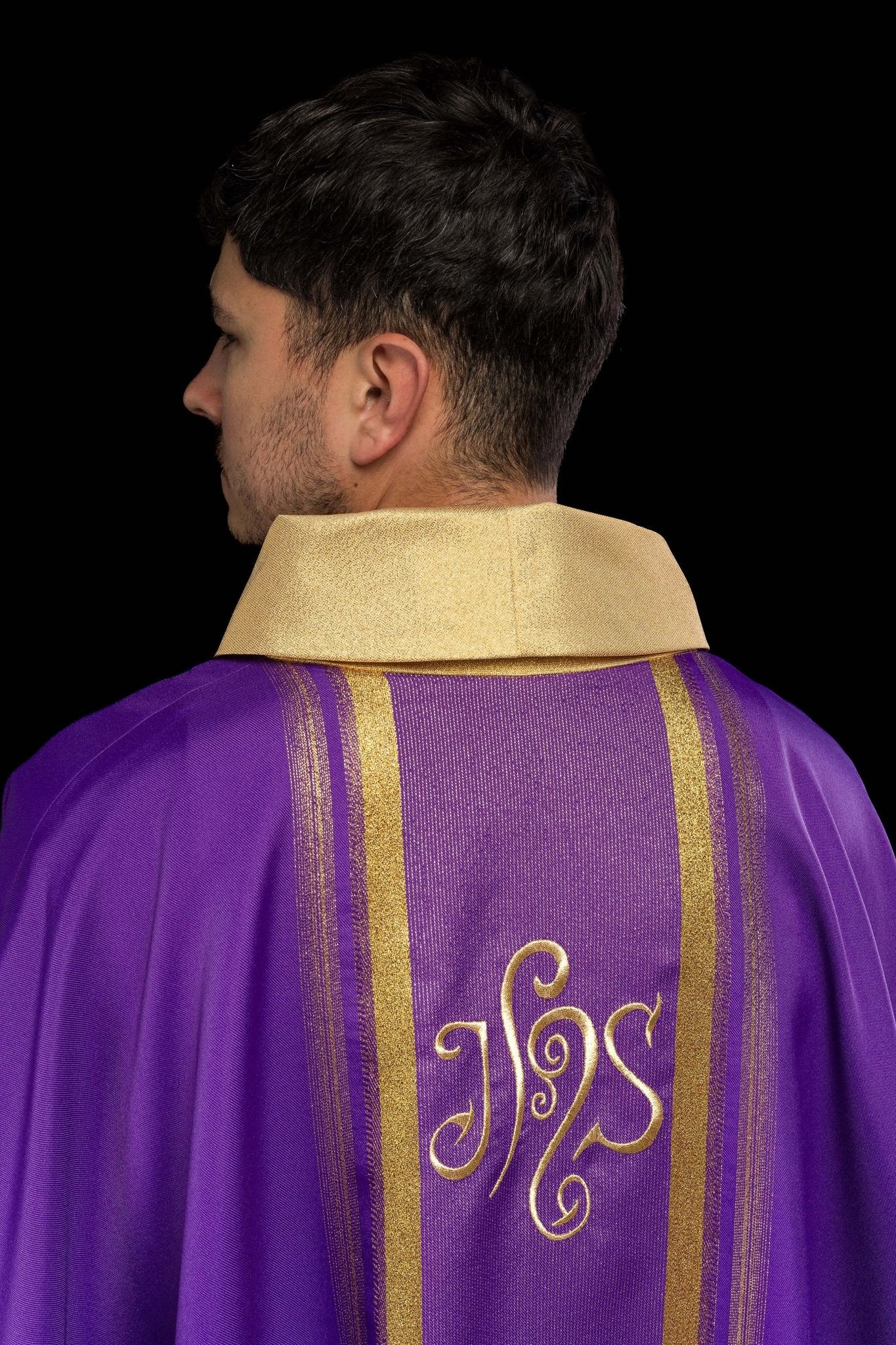 Purple chasuble embroidered with IHS motif with gilding KOR/183/03/27 FIOLET - CHASUBLES.COM