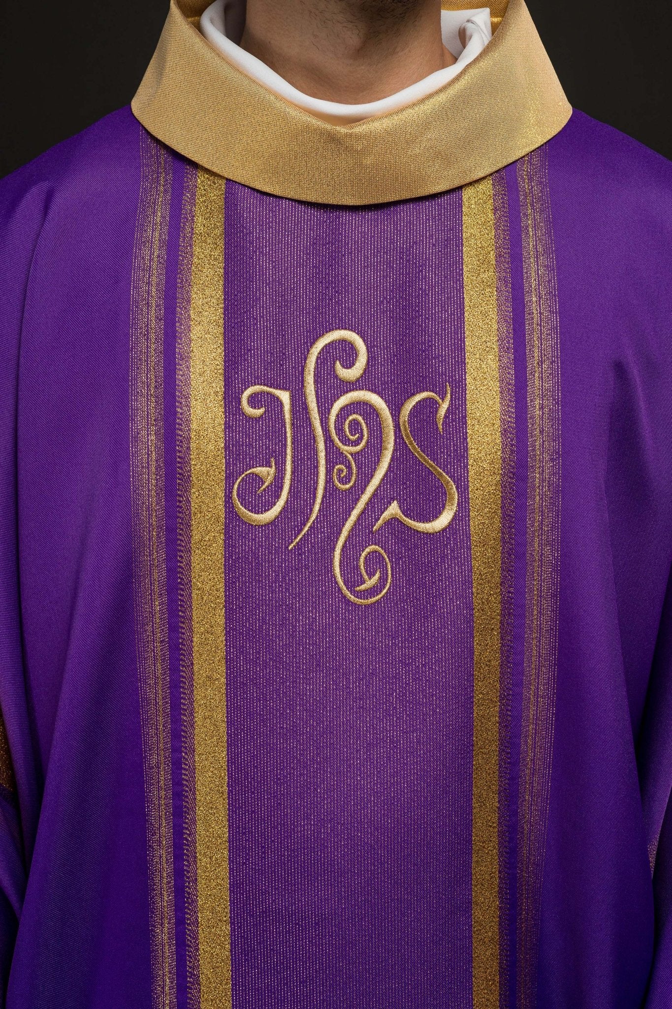 Purple chasuble embroidered with IHS motif with gilding KOR/183/03/27 FIOLET - CHASUBLES.COM