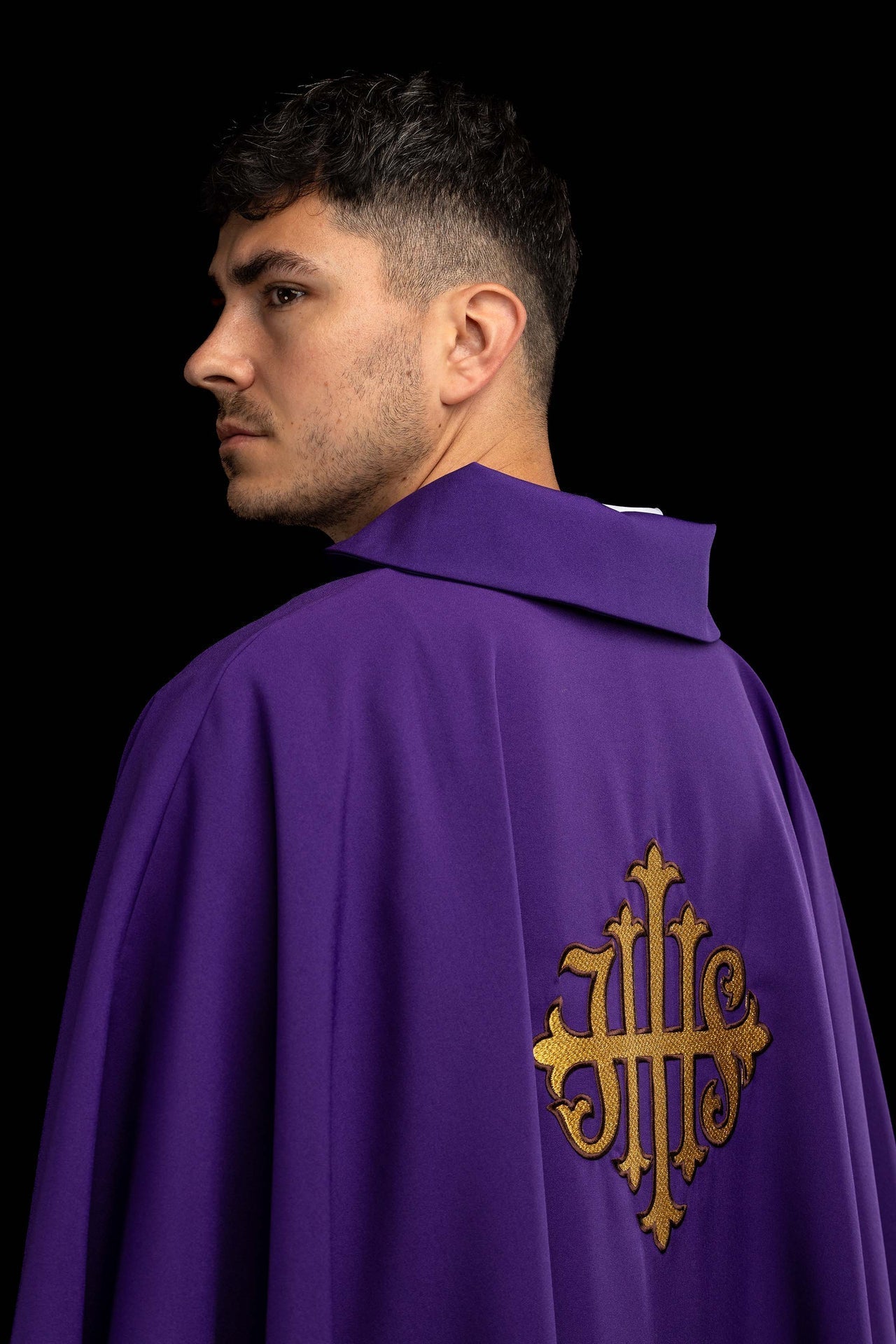 Purple chasuble embroidered with the JHS symbol and a wide collar KOK/005/03/12/KARO - CHASUBLES.COM