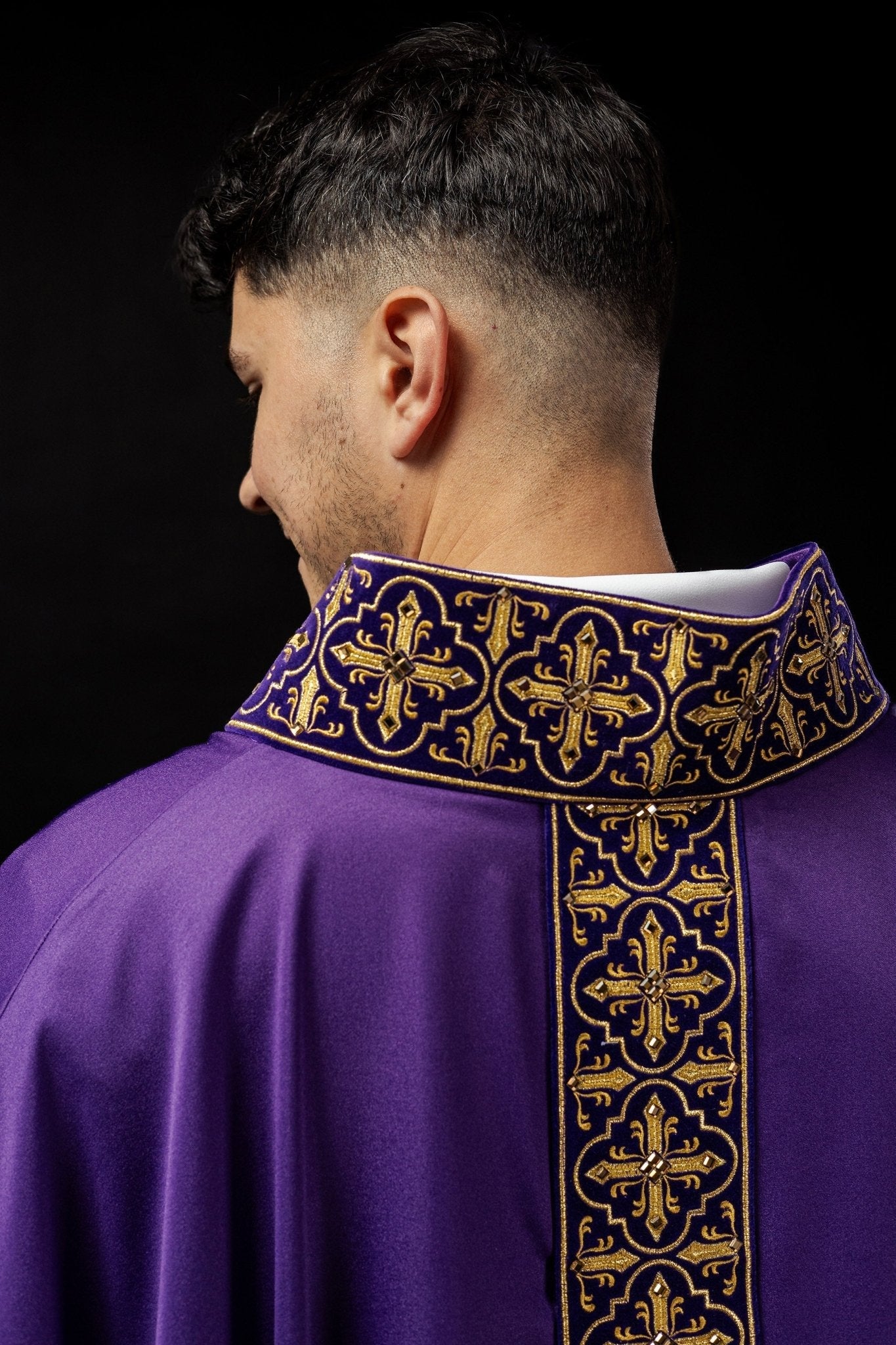 Purple chasuble finished by hand with 500 decorative stones LE/7004/03 - HAFTINAUSA.COM