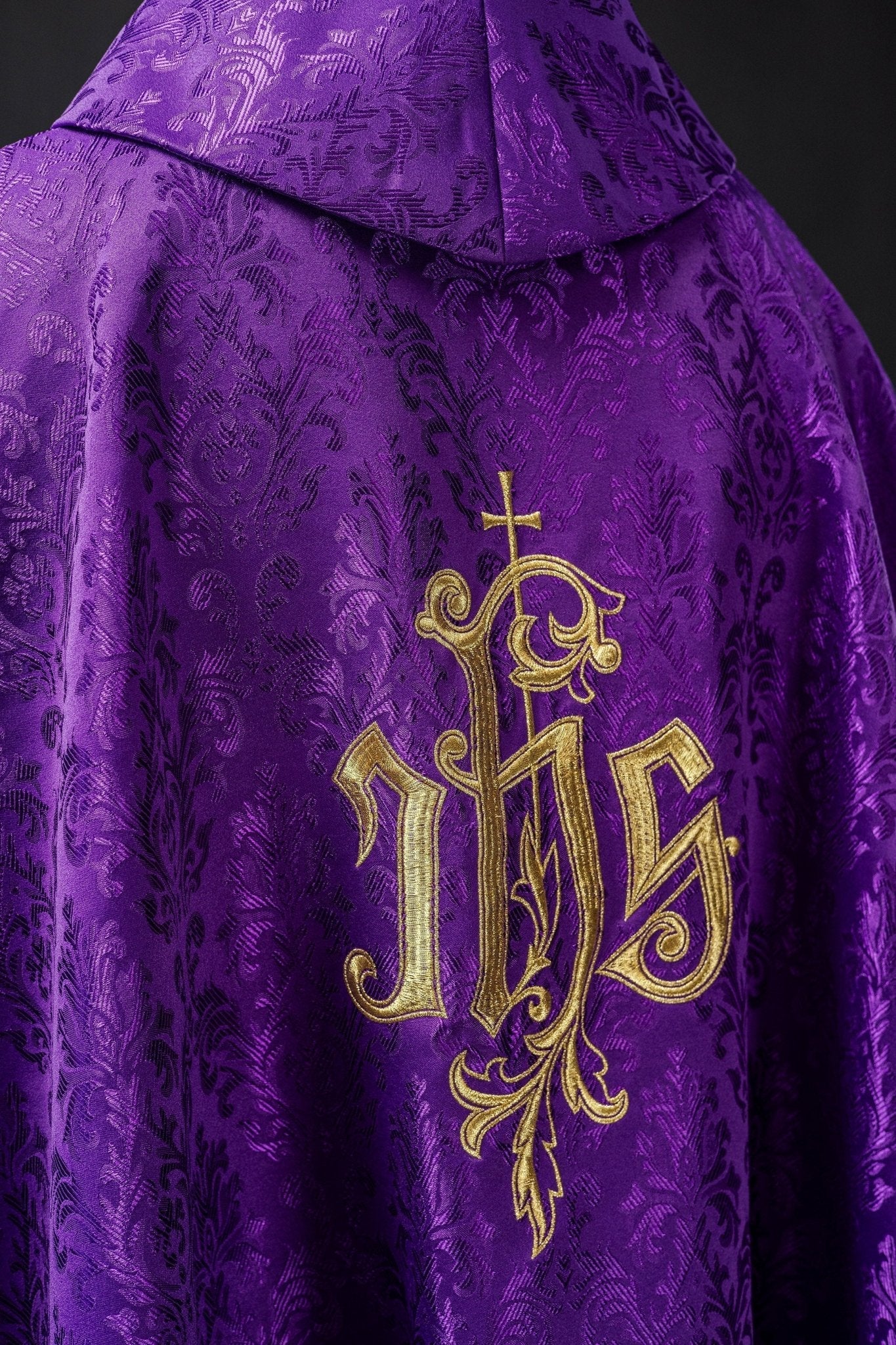 Purple chasuble made of floral ornamental texture with classic IHS LE/7032/03 - HAFTINAUSA.COM