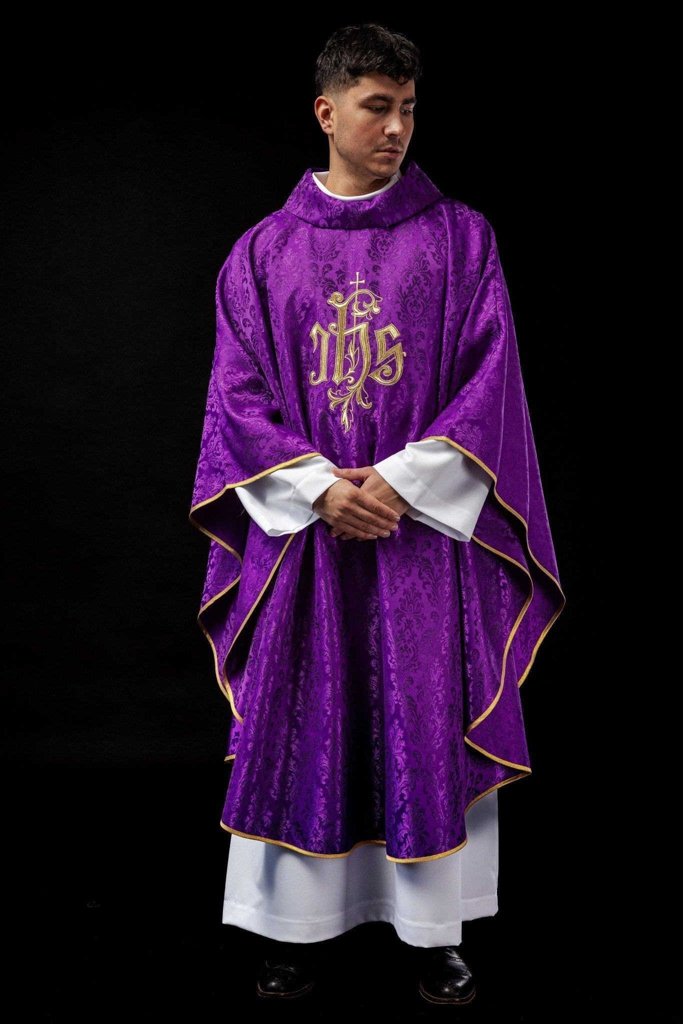 Purple chasuble made of floral ornamental texture with classic IHS LE/7032/03 - HAFTINAUSA.COM